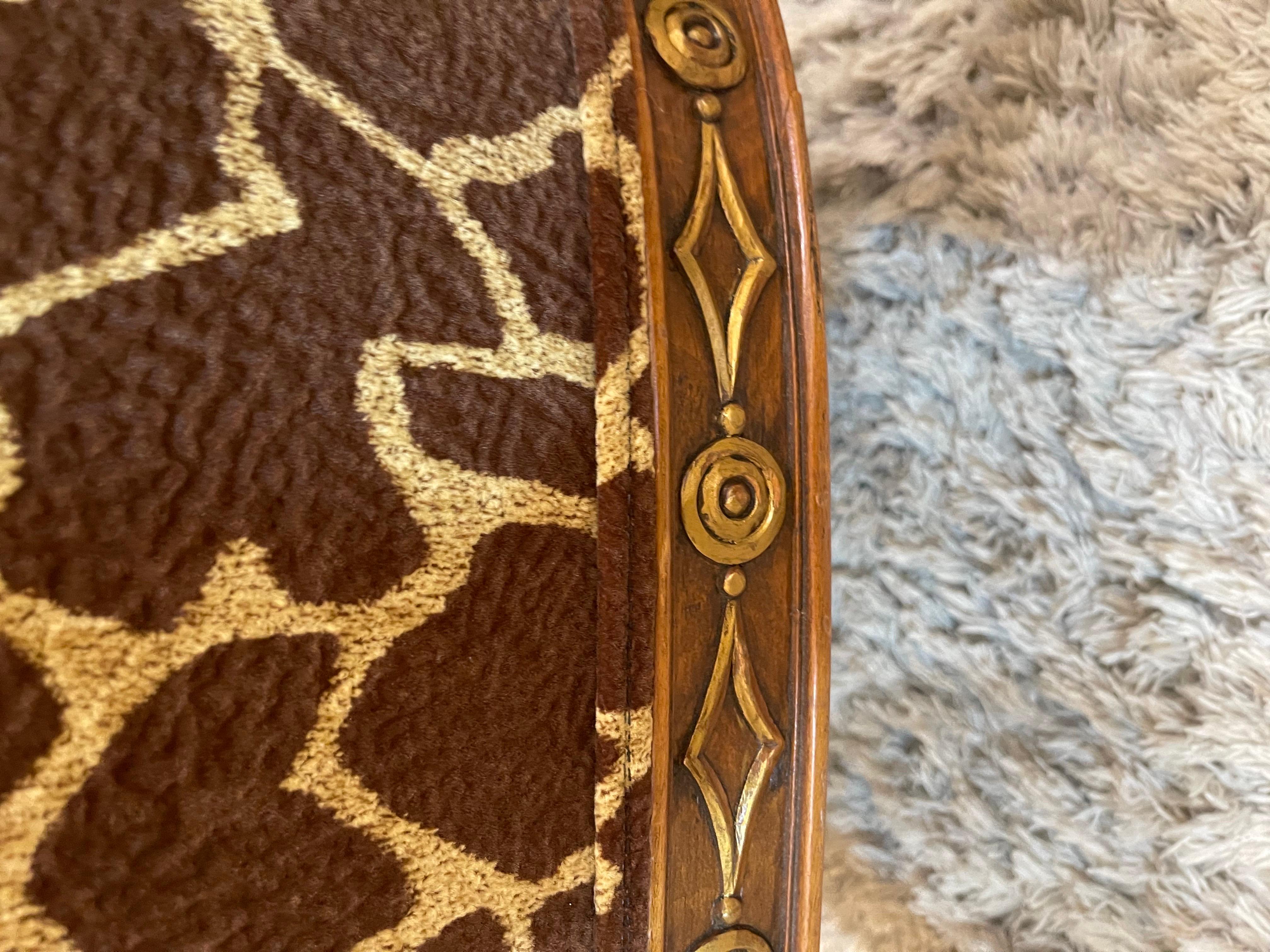 Chaise à oreilles Pagode en acajou, sculptée de façon complexe en vente 4