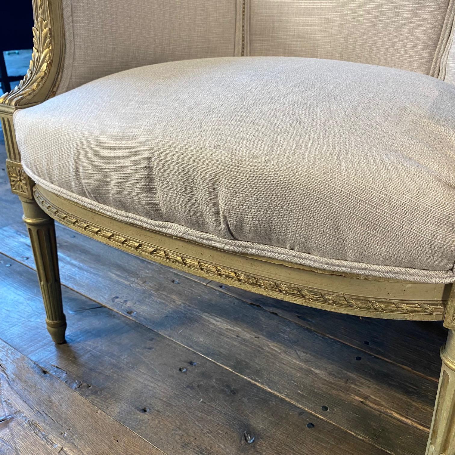 Paire de Bergeres de style Louis XVI nouvellement tapissées et sculptées avec soin en vente 4