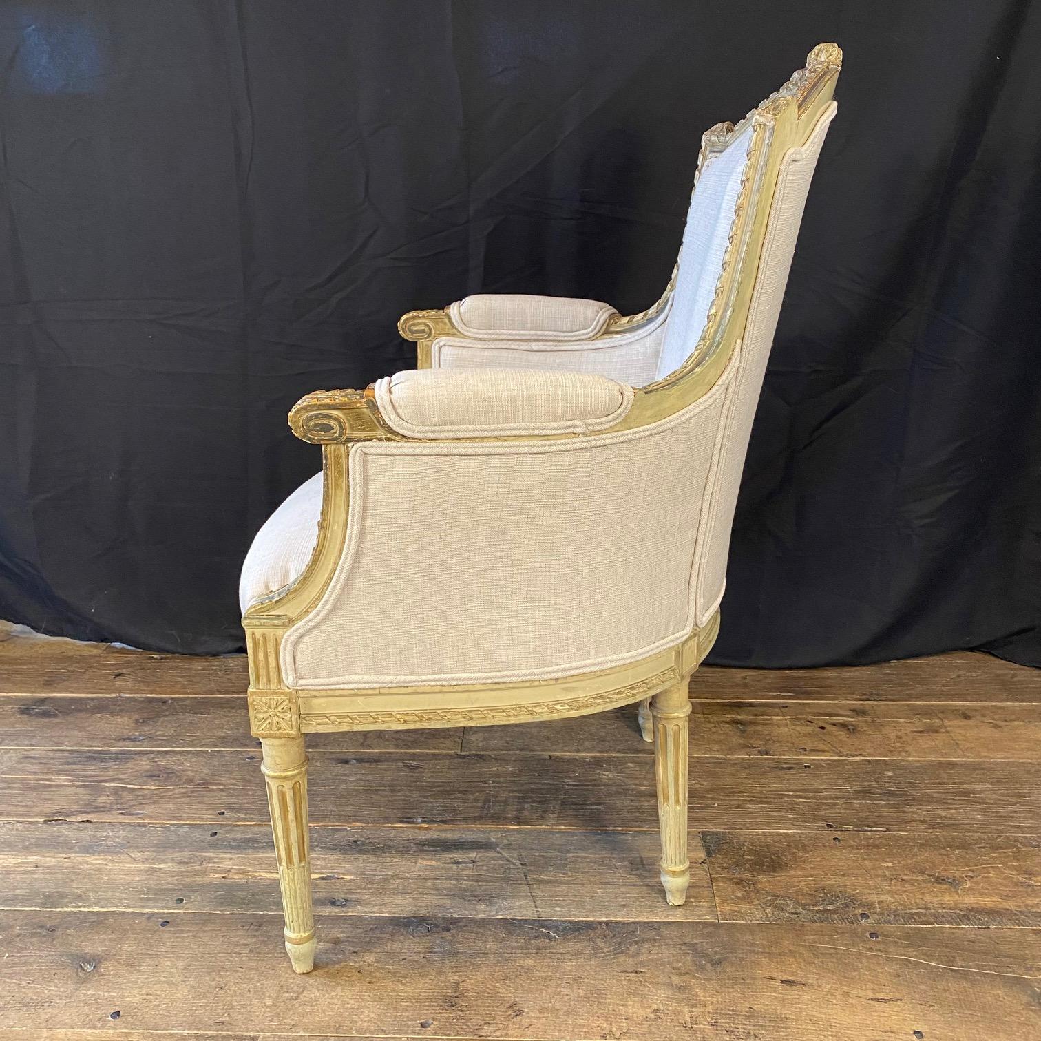 Paire de Bergeres de style Louis XVI nouvellement tapissées et sculptées avec soin en vente 5