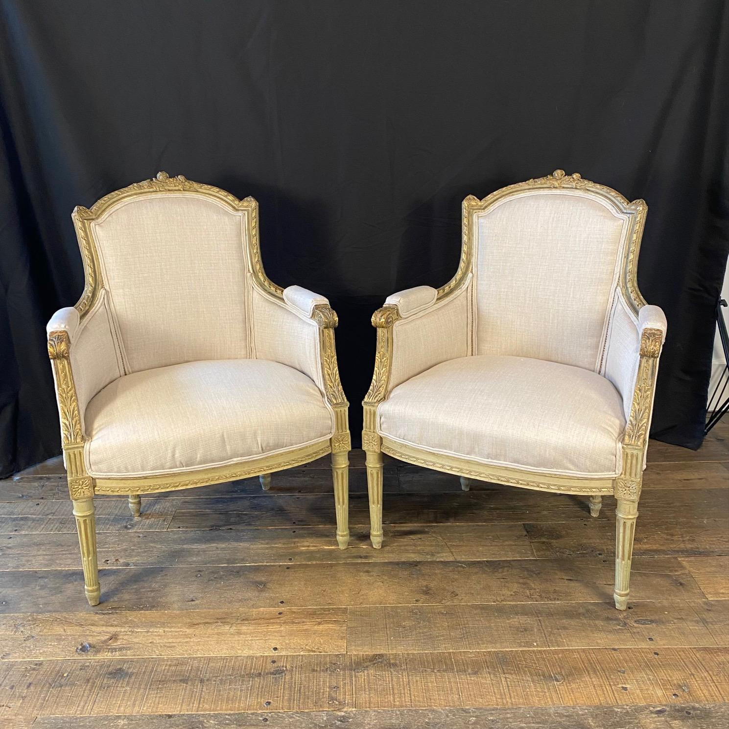 Paire de fauteuils ou de bergères Louis XVI sculptés et peints avec une nouvelle tapisserie d'ameublement haut de gamme.  Il ajoutera de l'élégance à n'importe quelle pièce !  Trouvé en France, à l'extérieur de Paris.

H siège 17
