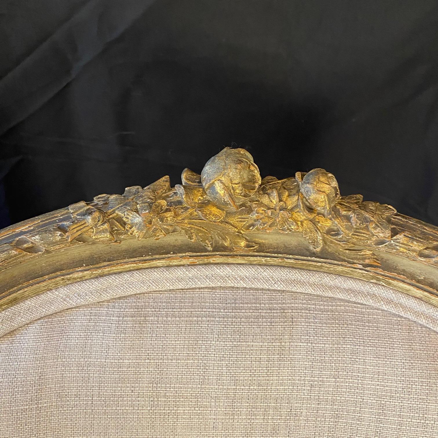 Français Paire de Bergeres de style Louis XVI nouvellement tapissées et sculptées avec soin en vente