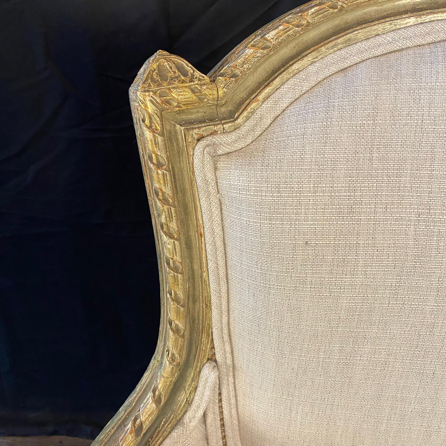 Paire de Bergeres de style Louis XVI nouvellement tapissées et sculptées avec soin Bon état - En vente à Hopewell, NJ