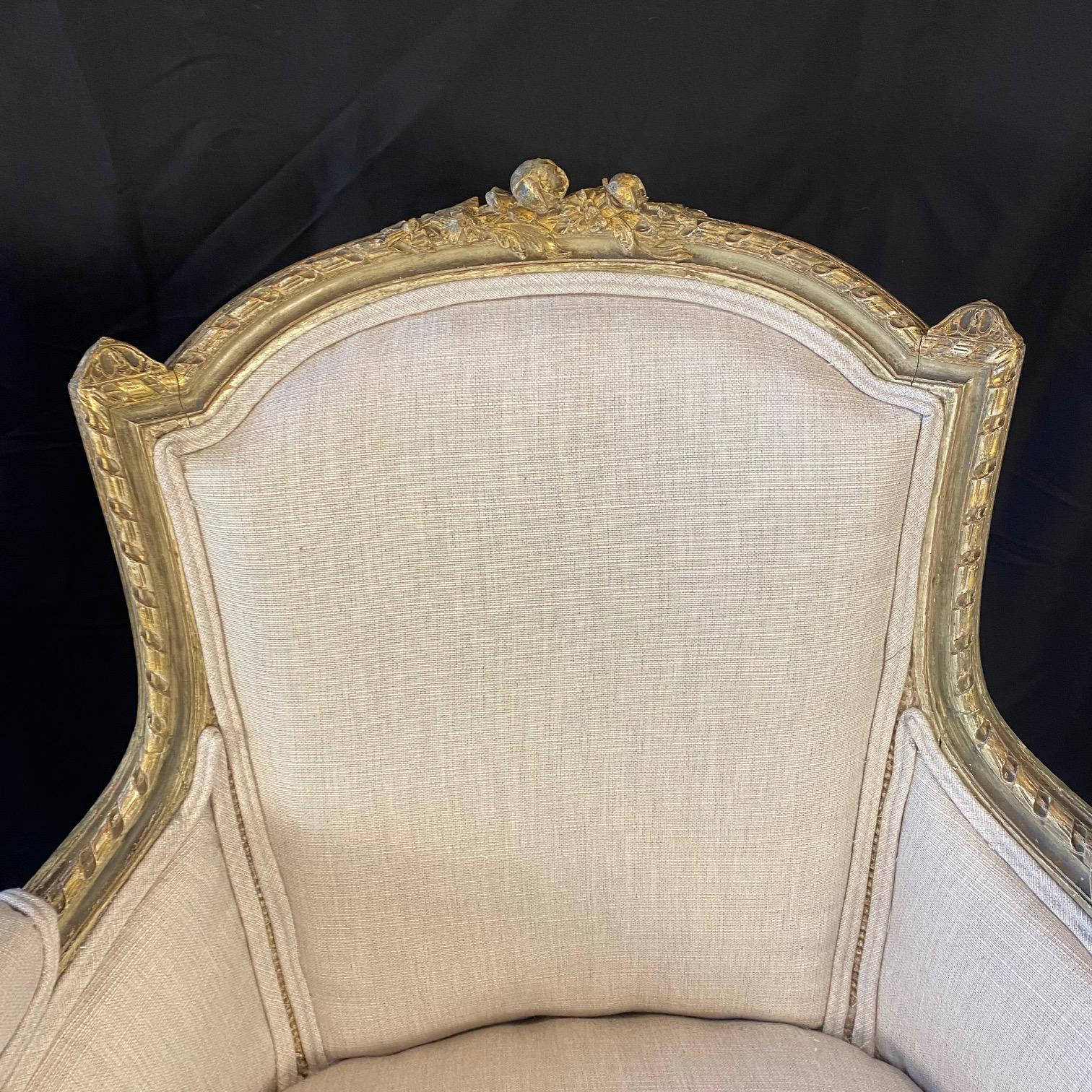 XIXe siècle Paire de Bergeres de style Louis XVI nouvellement tapissées et sculptées avec soin en vente