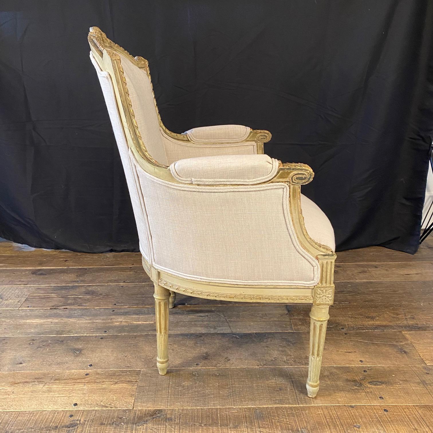 Tissu d'ameublement Paire de Bergeres de style Louis XVI nouvellement tapissées et sculptées avec soin en vente