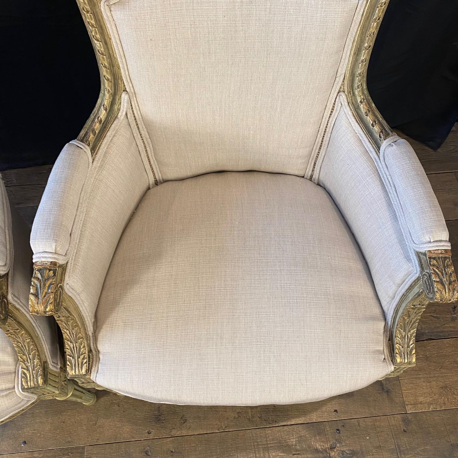 Paire de Bergeres de style Louis XVI nouvellement tapissées et sculptées avec soin en vente 1
