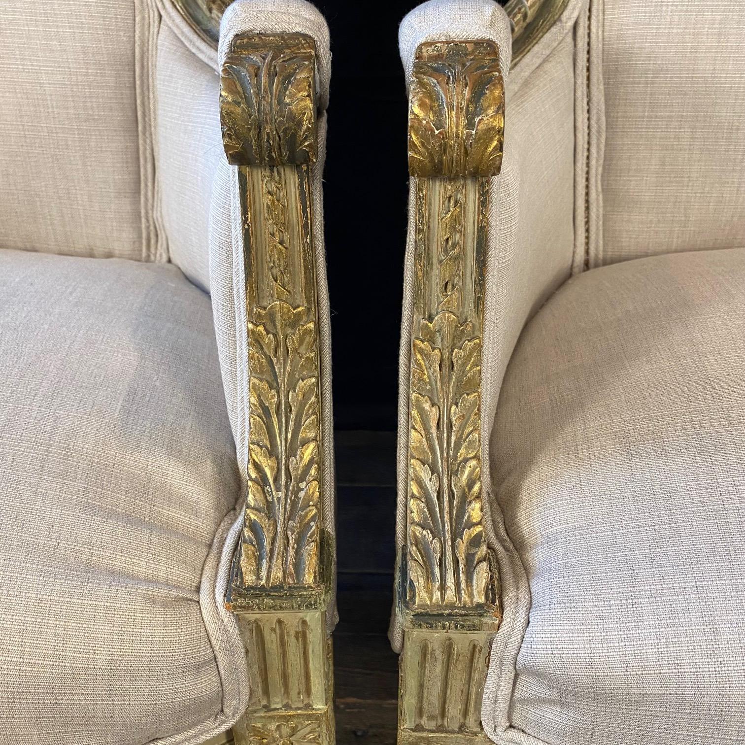 Paire de Bergeres de style Louis XVI nouvellement tapissées et sculptées avec soin en vente 2