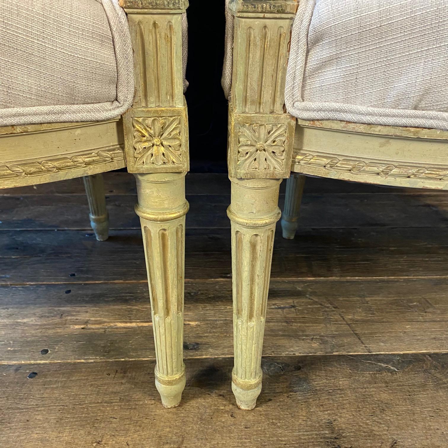 Paire de Bergeres de style Louis XVI nouvellement tapissées et sculptées avec soin en vente 3