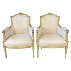 Paire de Bergeres de style Louis XVI nouvellement tapissées et sculptées avec soin