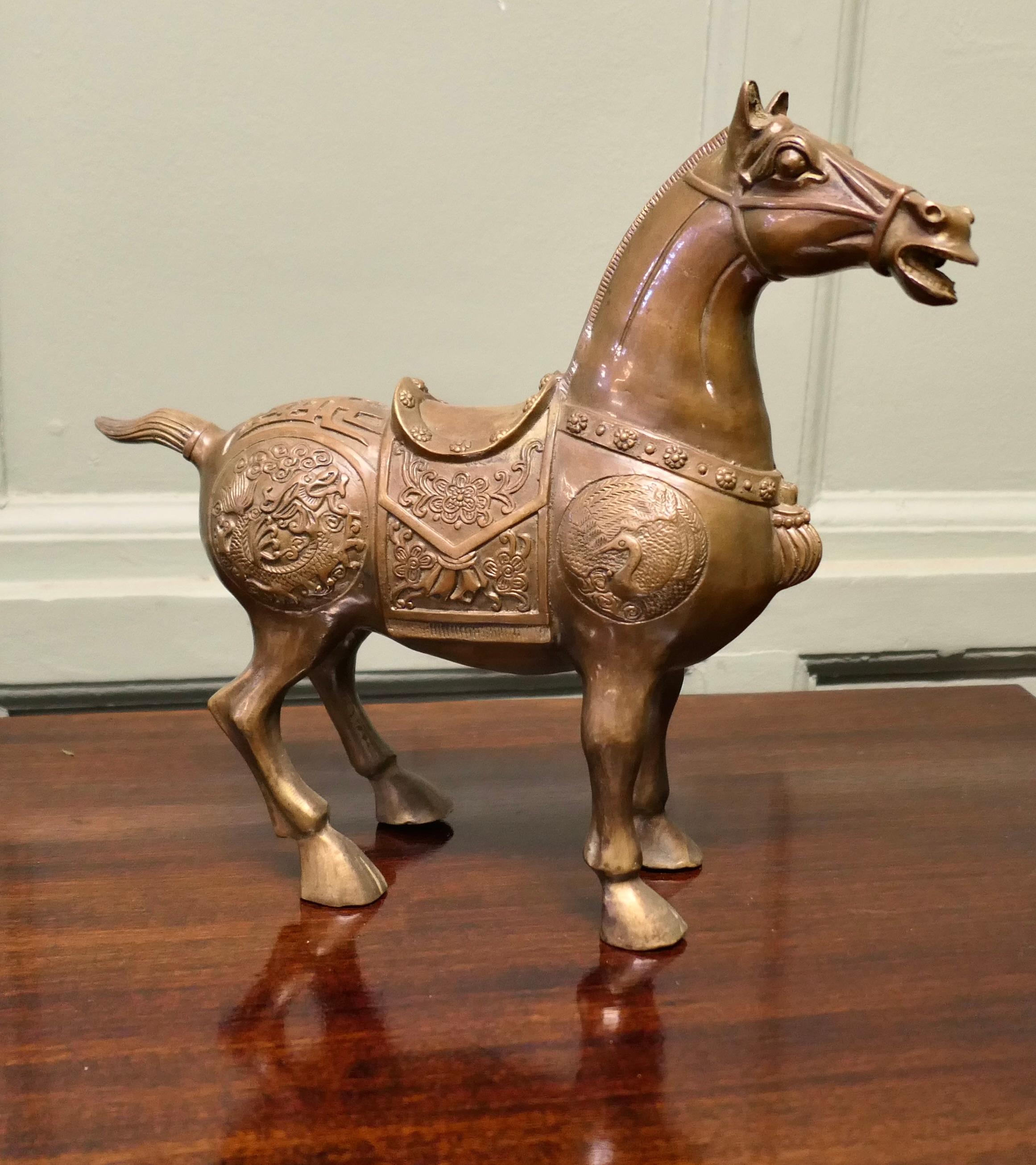 Cavallo Tang in bronzo finemente decorato

Si tratta di un classico pezzo di arte popolare cinese, superbamente fuso in bronzo, nella classica statua in posa di questa famosa creatura.   
Si tratta di un pezzo pregiato, decorato in modo intricato