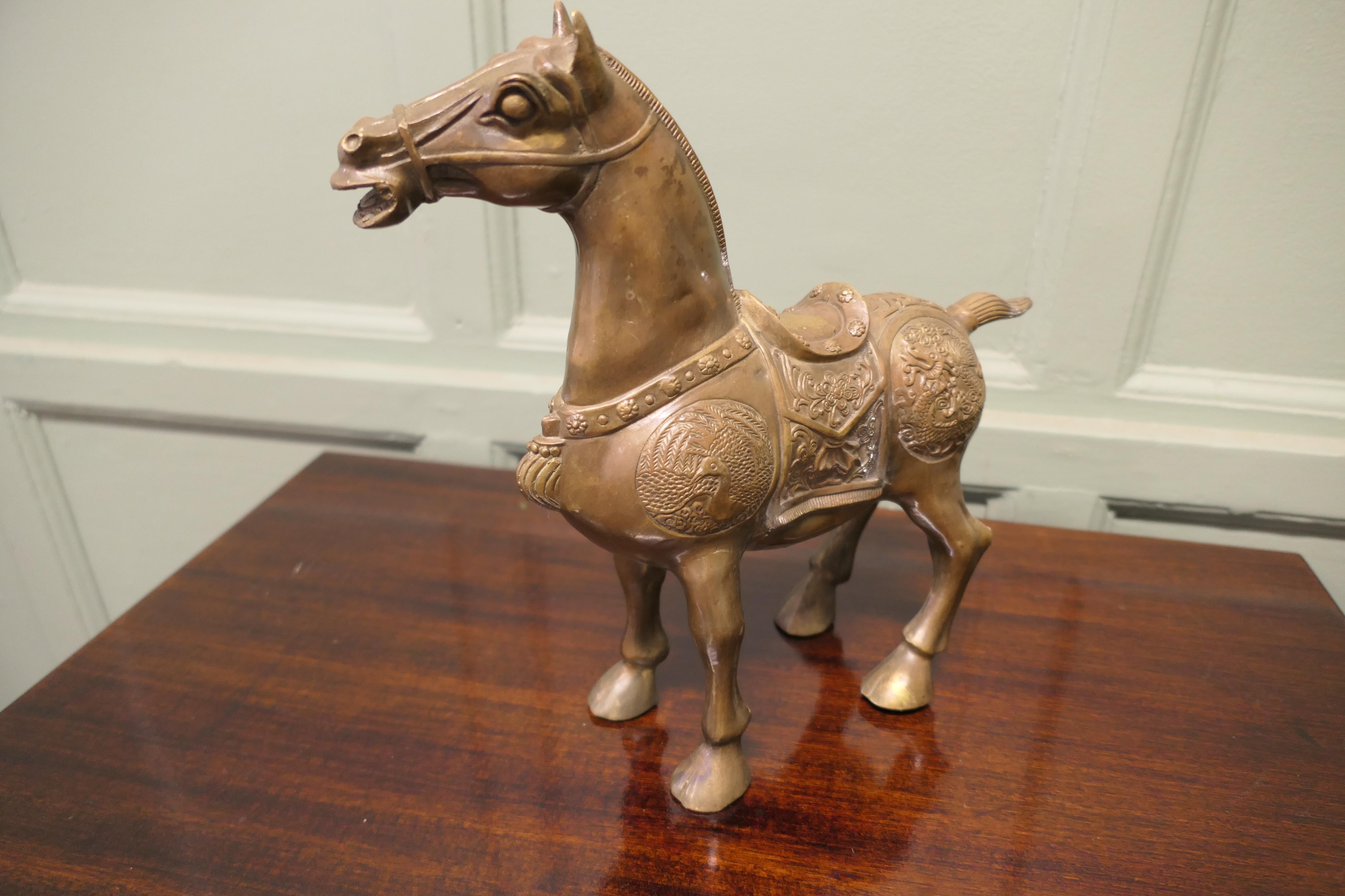 Cineserie Cavallo Tang in bronzo finemente decorato  Questo è un classico pezzo di folclore cinese in vendita