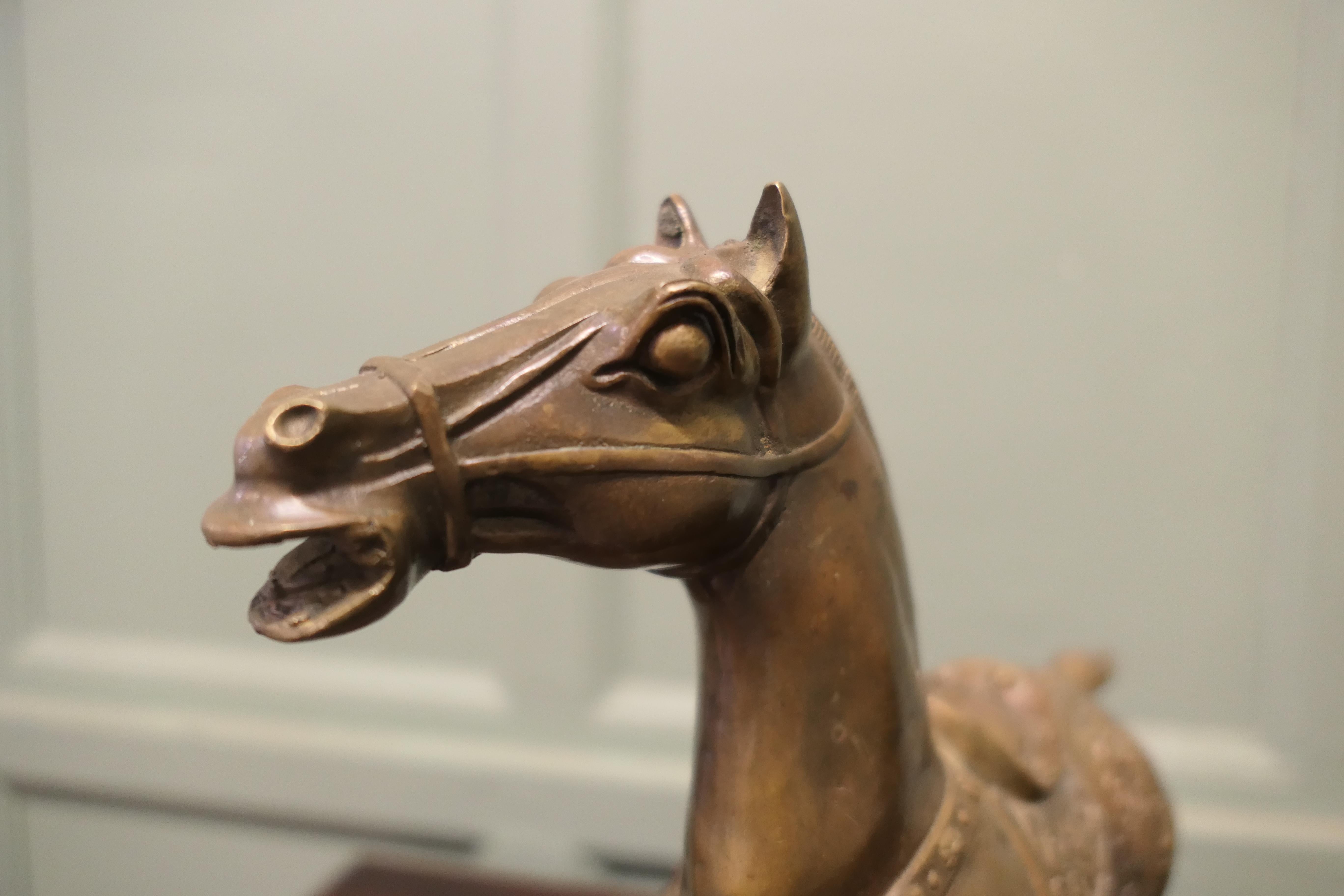 Metà XX secolo Cavallo Tang in bronzo finemente decorato  Questo è un classico pezzo di folclore cinese in vendita