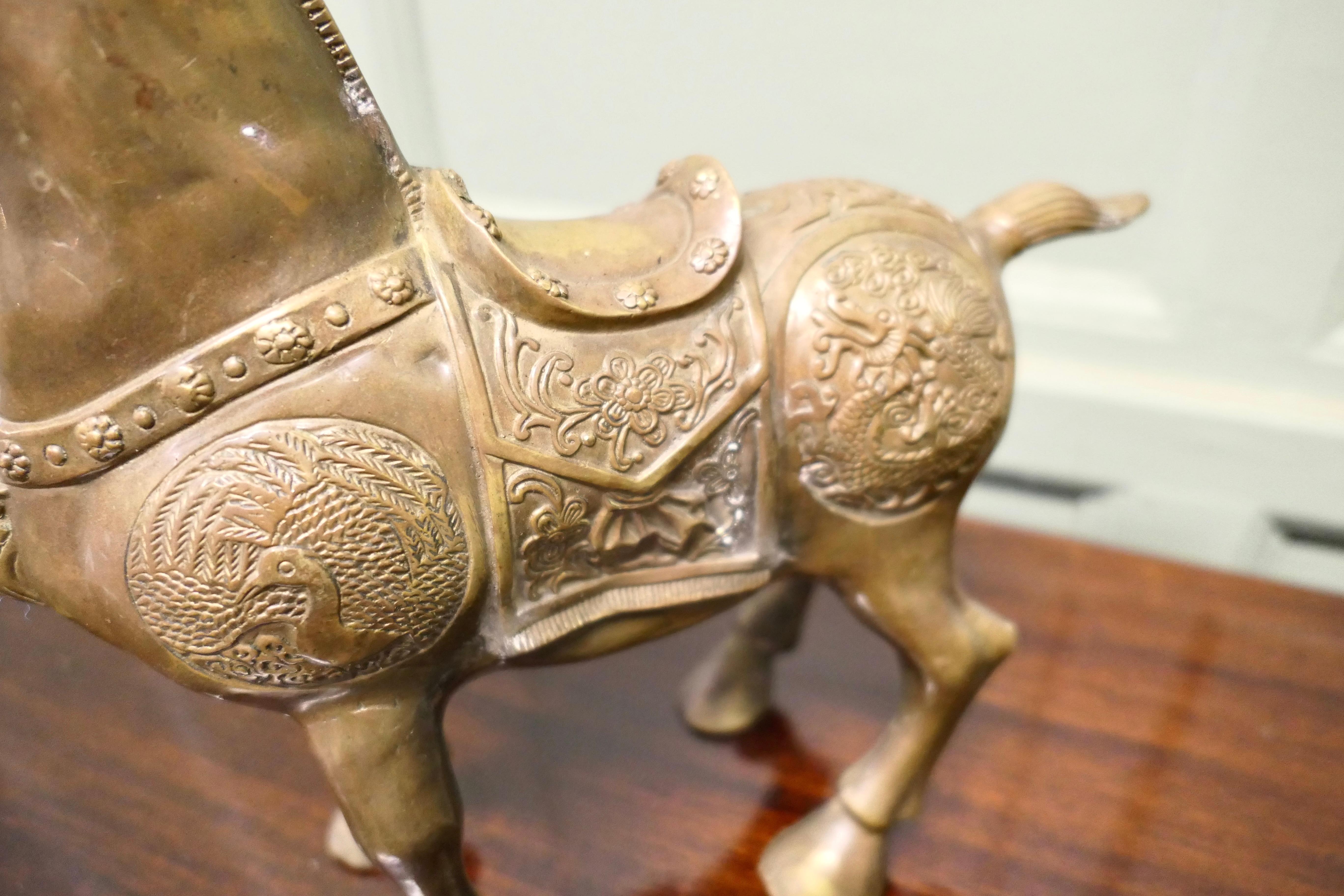 Ottone Cavallo Tang in bronzo finemente decorato  Questo è un classico pezzo di folclore cinese in vendita
