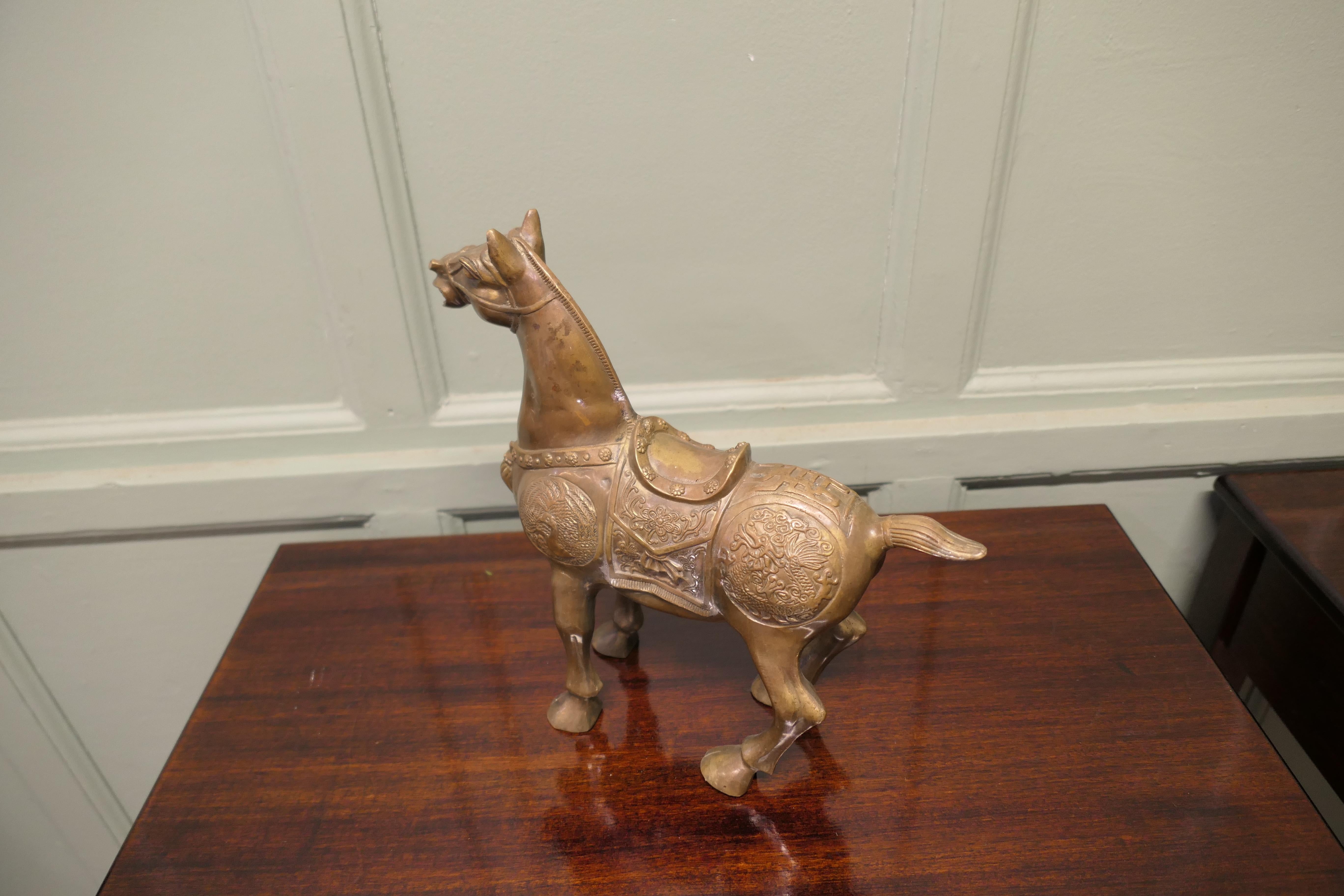 Cavallo Tang in bronzo finemente decorato  Questo è un classico pezzo di folclore cinese in vendita 1
