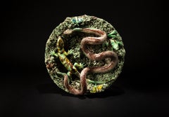 Aufwändig verzierter glasierter Steingutteller aus Palissy von José Alvares da Cunha