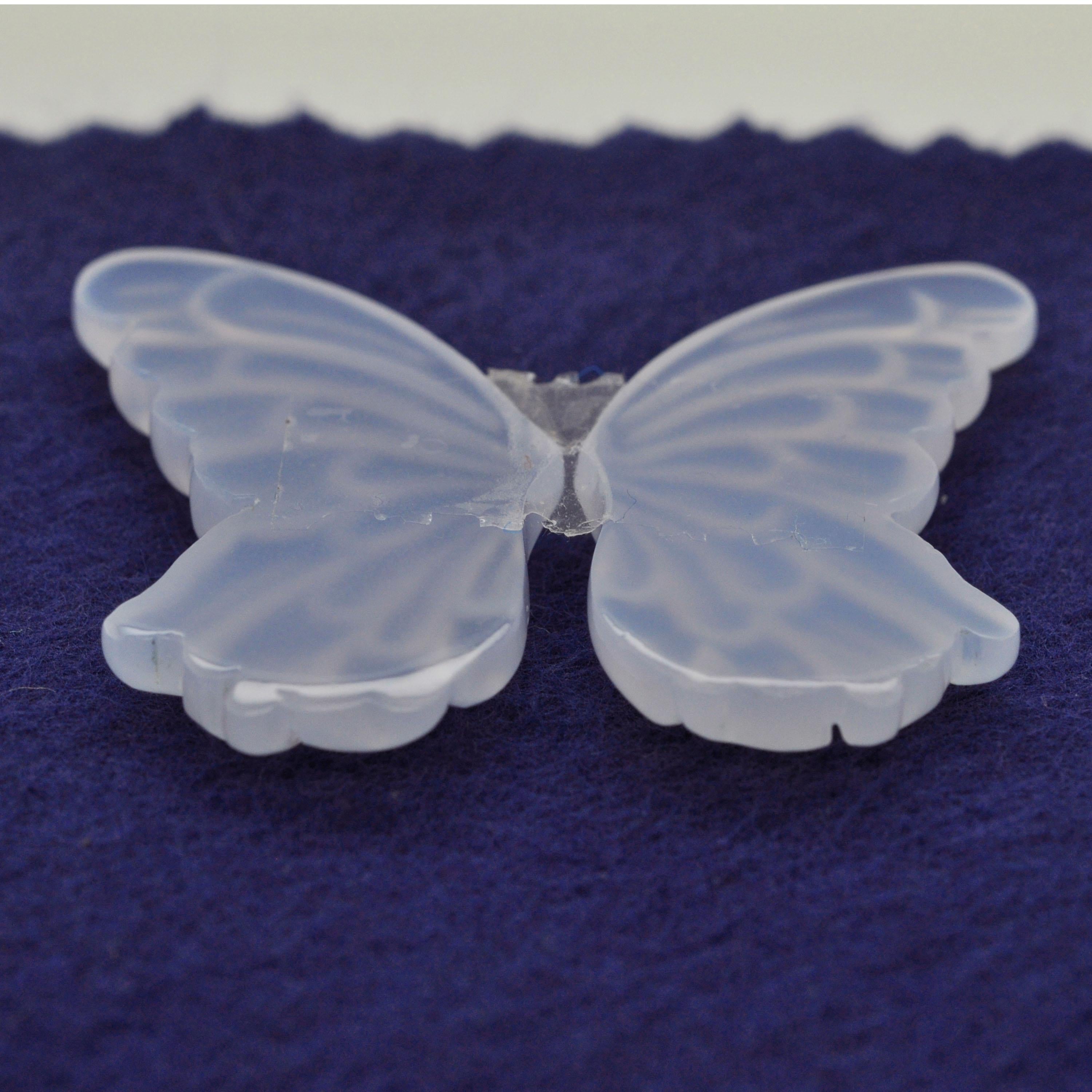Contemporaneo Gemme sciolte di calcedonio blu naturale con ali di farfalla, intricatamente intagliate a mano in vendita