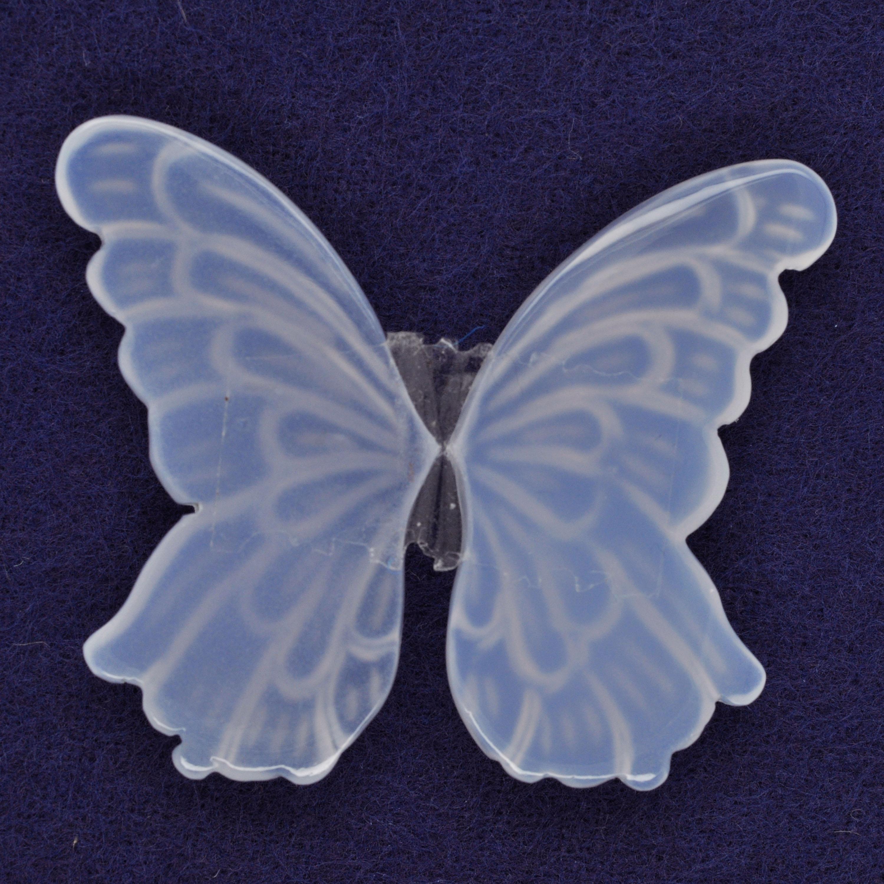 Taglio misto Gemme sciolte di calcedonio blu naturale con ali di farfalla, intricatamente intagliate a mano in vendita