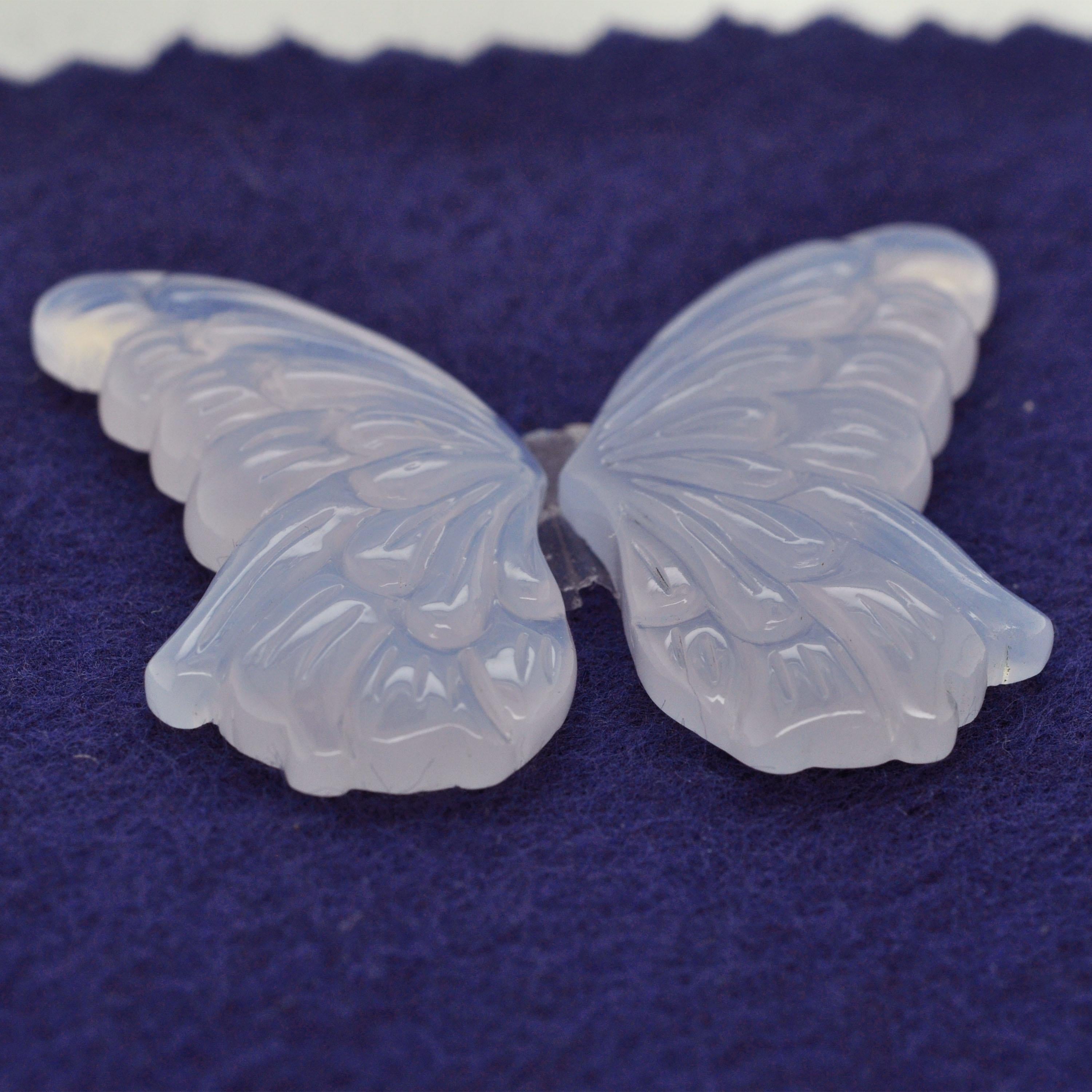 Gemme sciolte di calcedonio blu naturale con ali di farfalla, intricatamente intagliate a mano In condizioni Nuovo in vendita a Jaipur, Rajasthan
