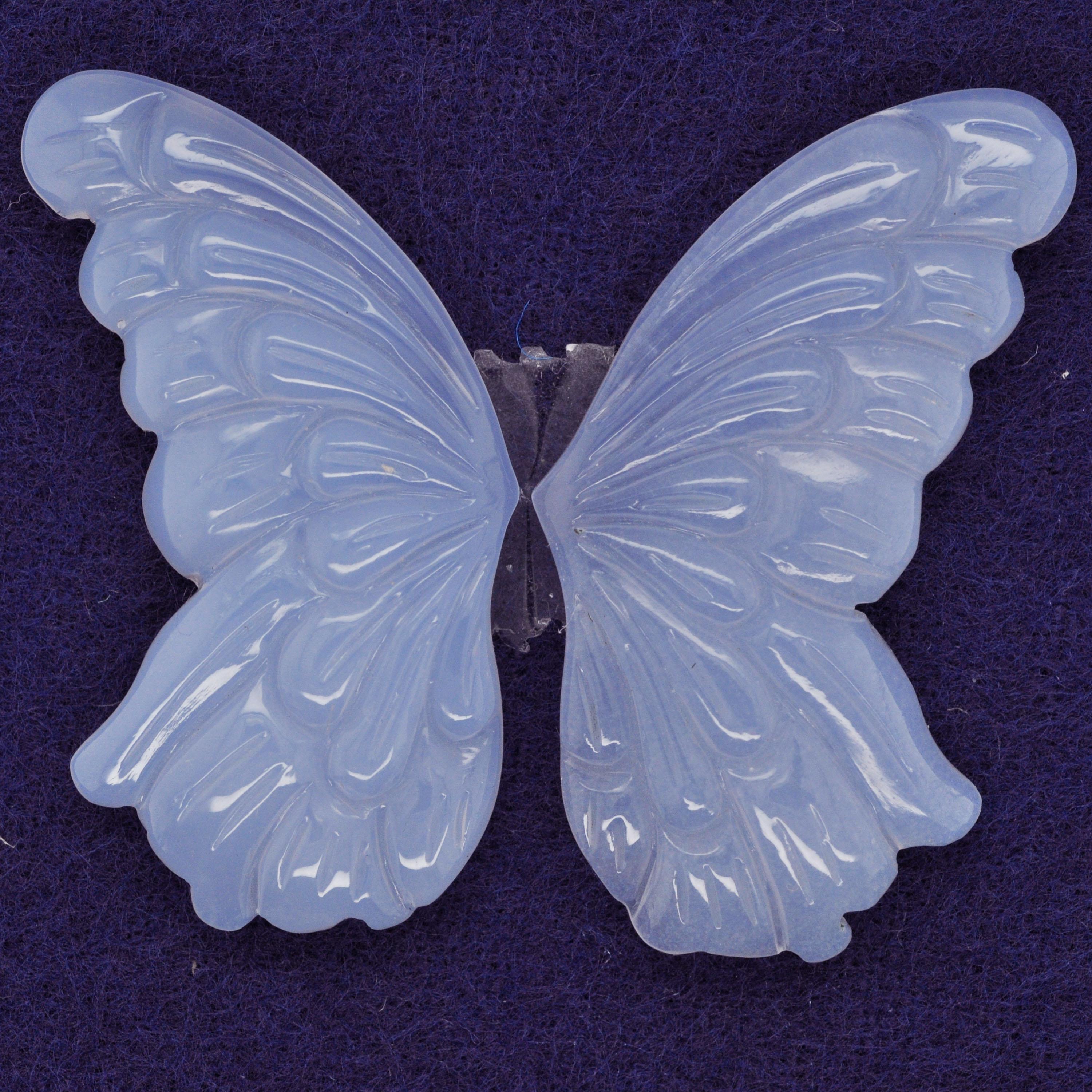 Donna Gemme sciolte di calcedonio blu naturale con ali di farfalla, intricatamente intagliate a mano in vendita
