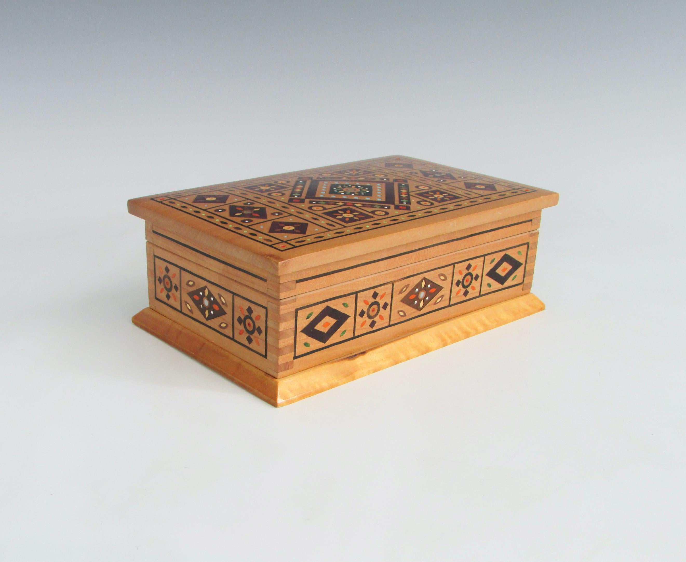 American Intricately Inlaid Dovetailed Craftsman Built Lidded Dresser Box For Sale