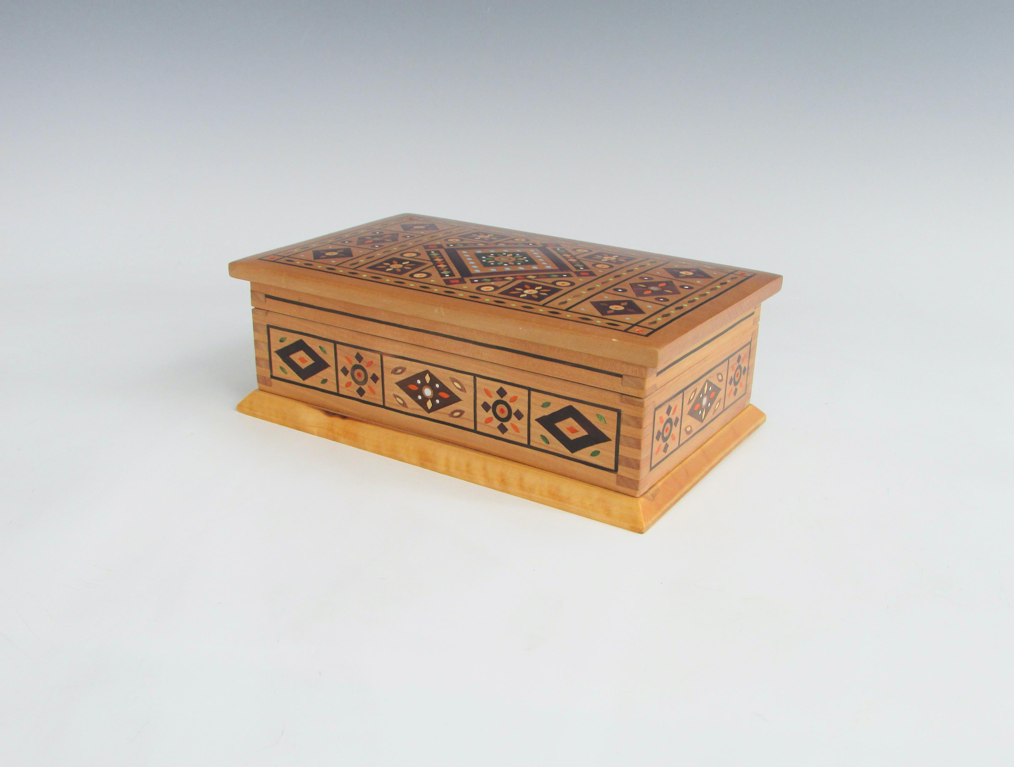 Hand-Crafted Intricately Inlaid Dovetailed Craftsman Built Lidded Dresser Box For Sale