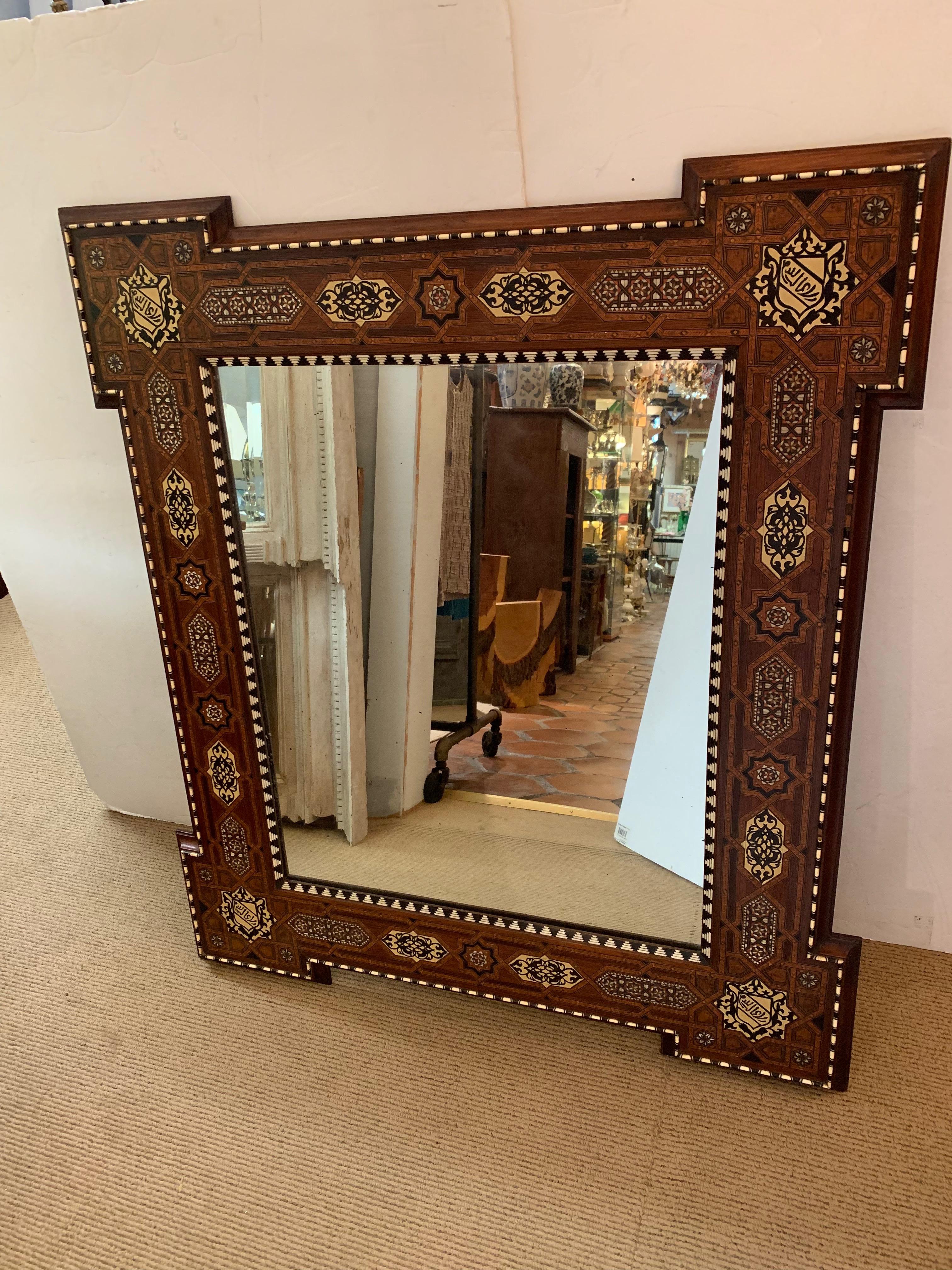 20ième siècle Grand miroir ancien de style mauresque incrusté de façon complexe en vente