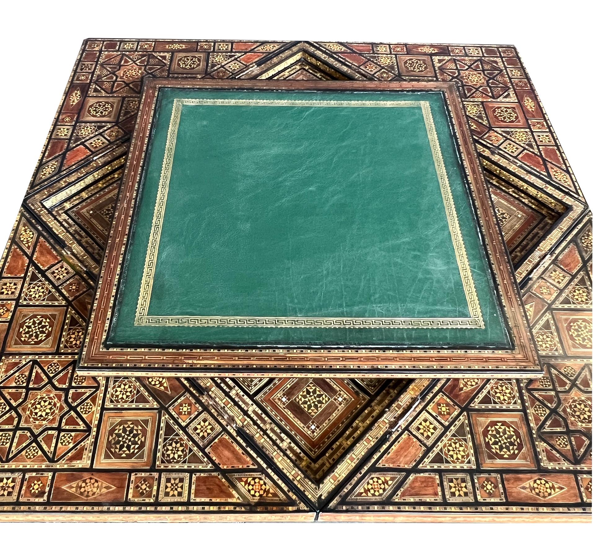 Table de jeu carrée mauresque incrustée de façon complexe avec plateau pivotant en forme de mouchoir en vente 2