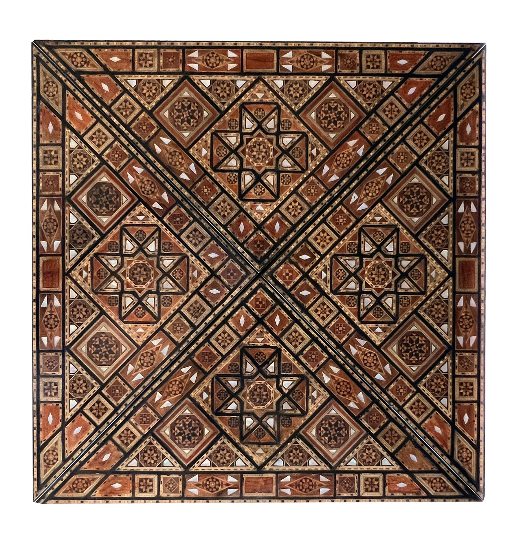 Table de jeu carrée mauresque incrustée de façon complexe avec plateau pivotant en forme de mouchoir en vente 3