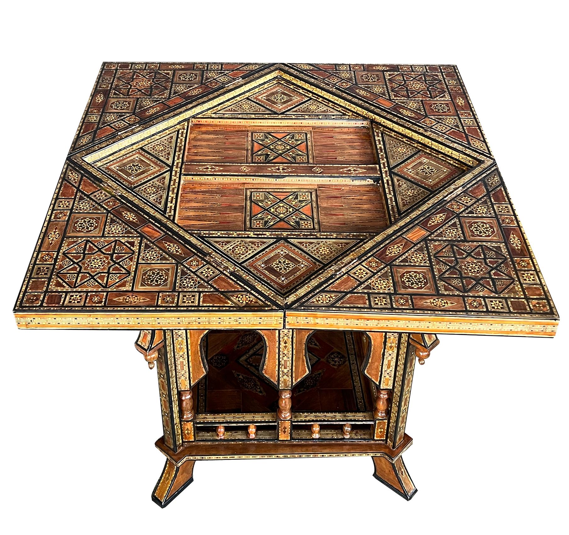 Mauresque Table de jeu carrée mauresque incrustée de façon complexe avec plateau pivotant en forme de mouchoir en vente