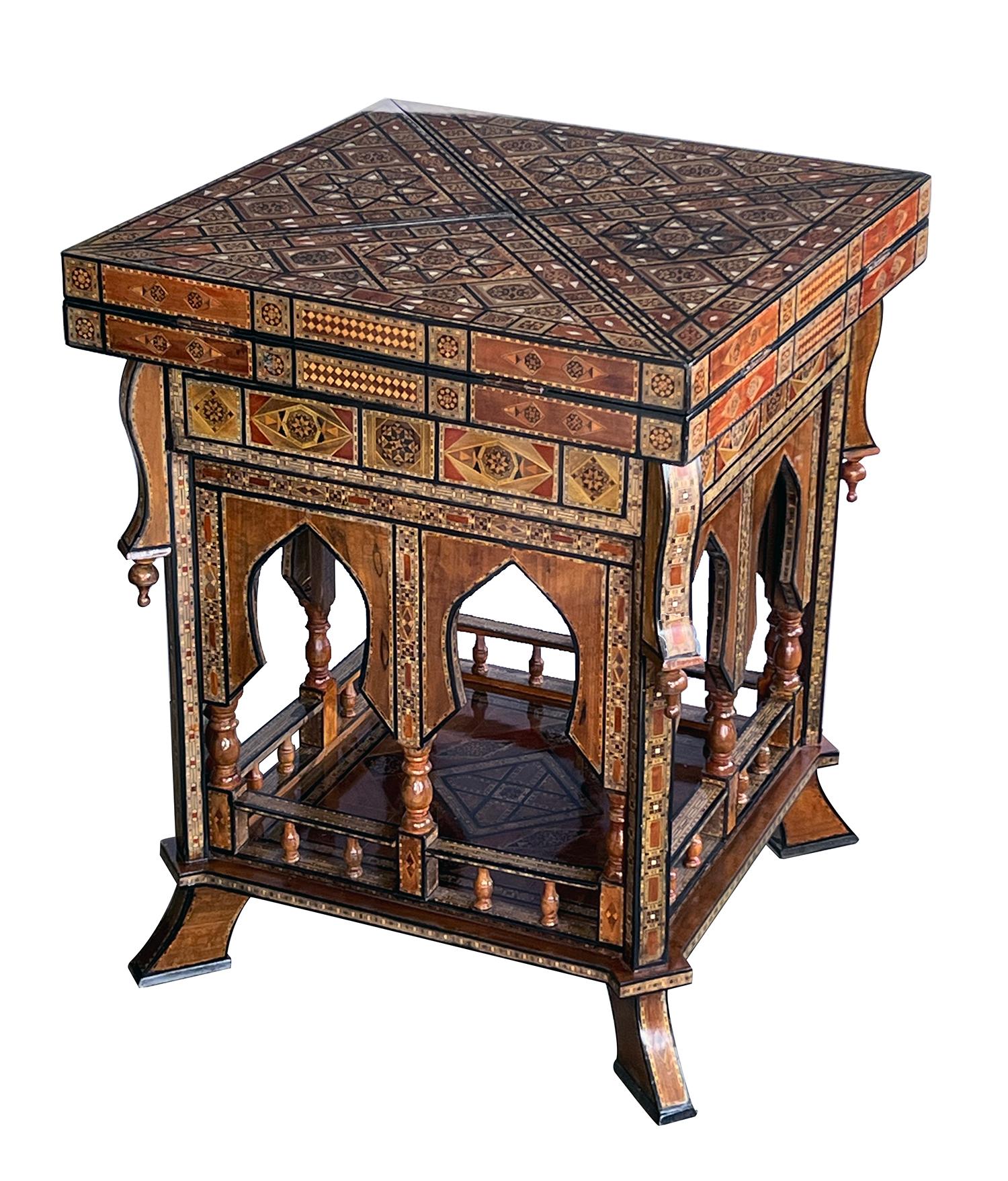 Marocain Table de jeu carrée mauresque incrustée de façon complexe avec plateau pivotant en forme de mouchoir en vente