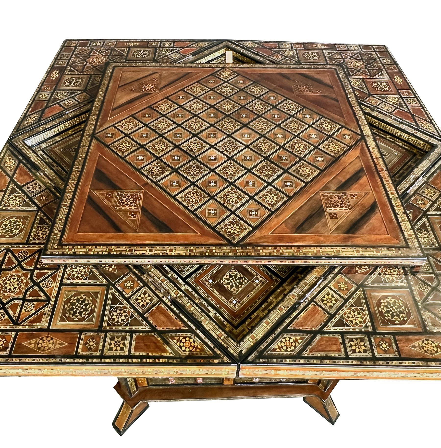Bois Table de jeu carrée mauresque incrustée de façon complexe avec plateau pivotant en forme de mouchoir en vente