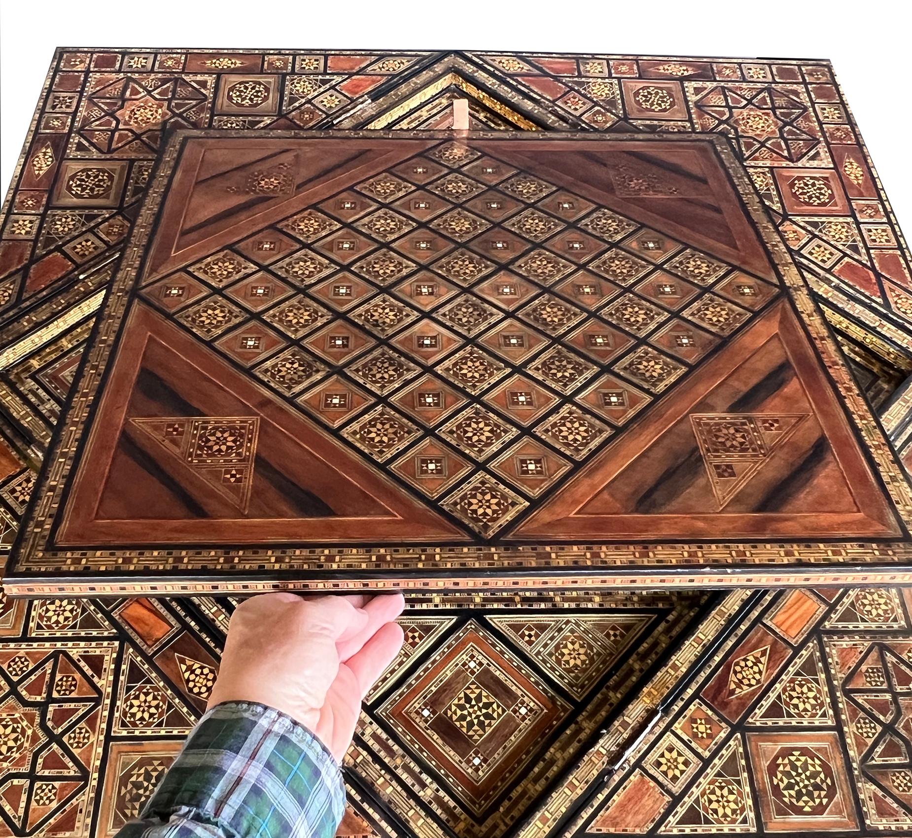 Table de jeu carrée mauresque incrustée de façon complexe avec plateau pivotant en forme de mouchoir en vente 1