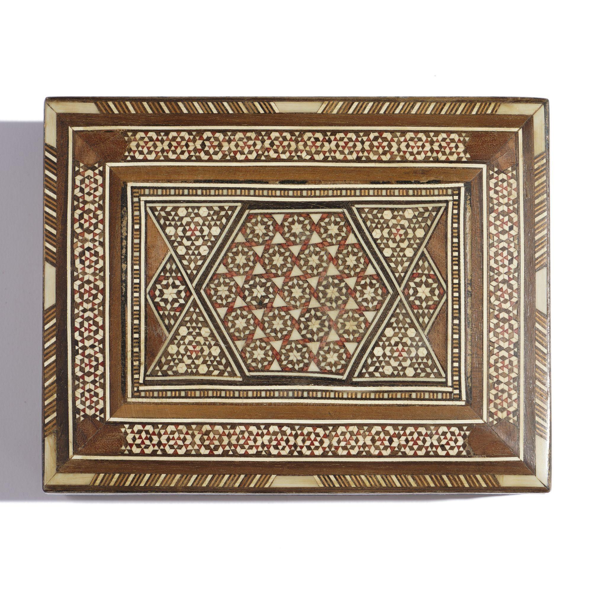 Caja de Damasco vintage con intrincadas incrustaciones y tapa abatible en Bueno estado para la venta en Kenilworth, IL