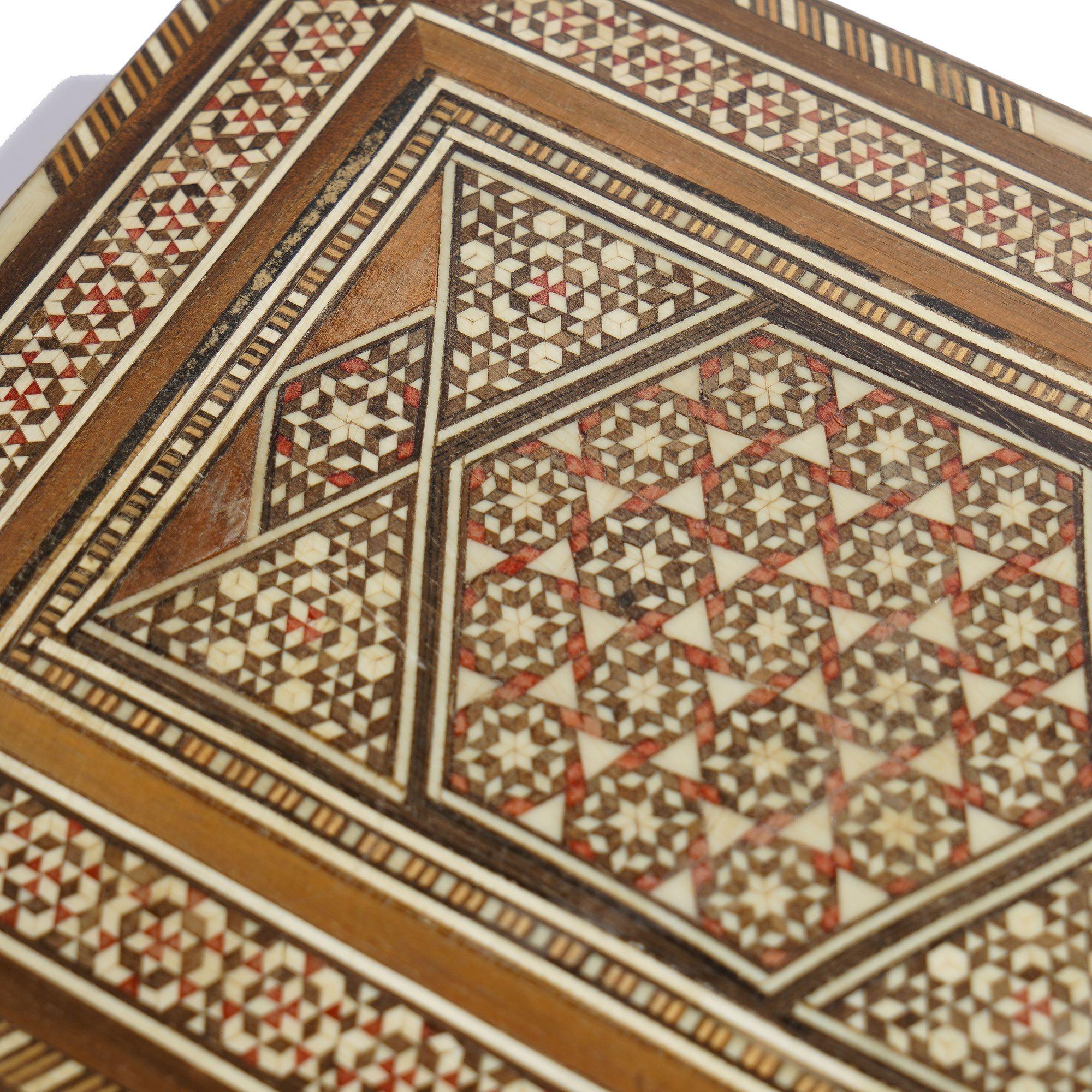 Caja de Damasco vintage con intrincadas incrustaciones y tapa abatible siglo XX en venta
