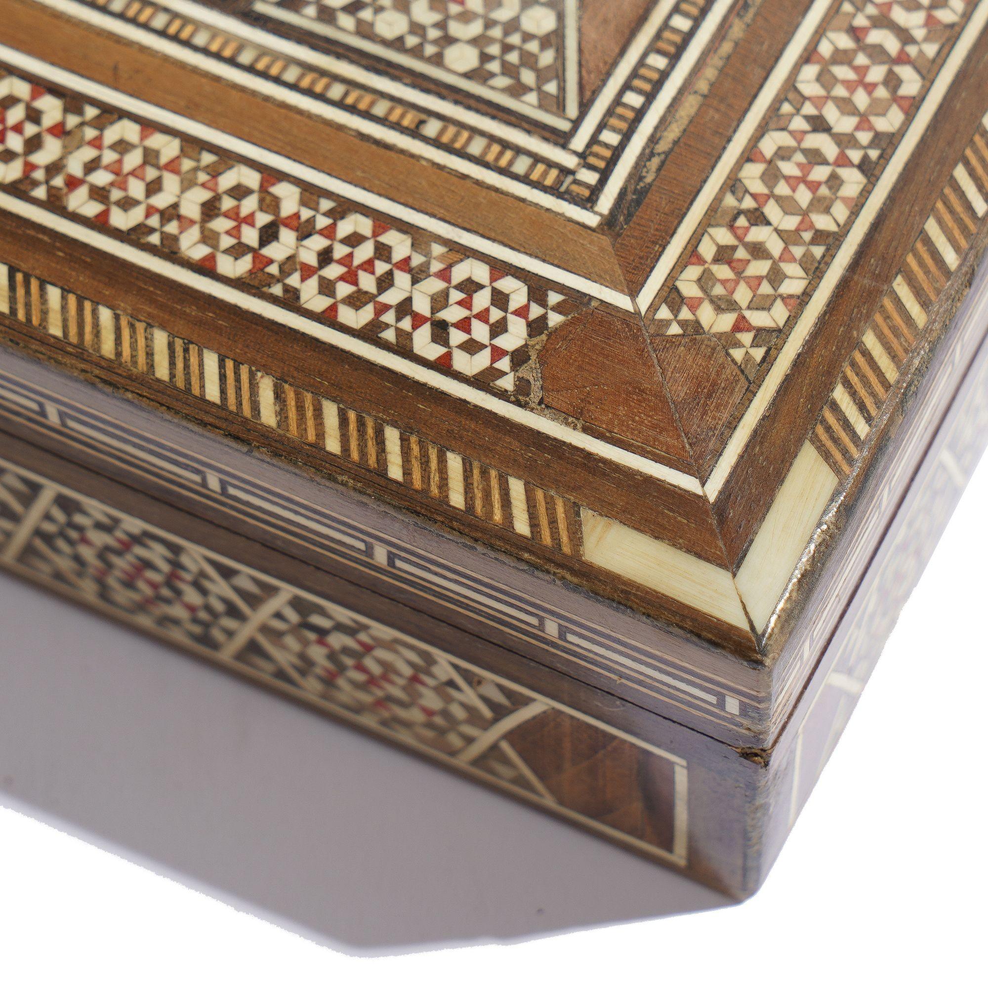 Caja de Damasco vintage con intrincadas incrustaciones y tapa abatible Hueso en venta