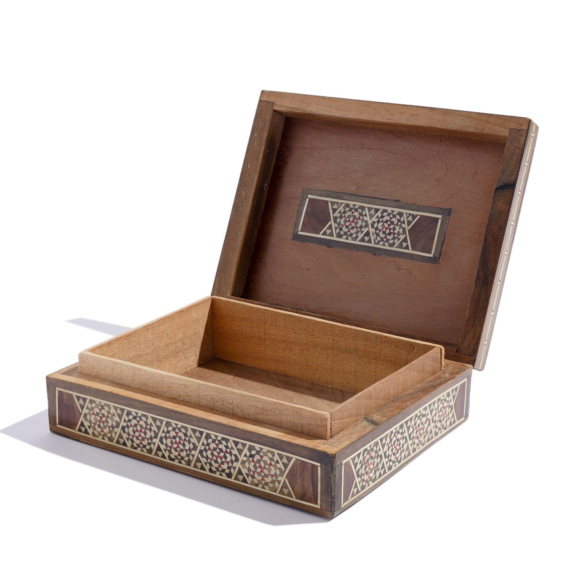 Caja de Damasco vintage con intrincadas incrustaciones y tapa abatible en venta 1