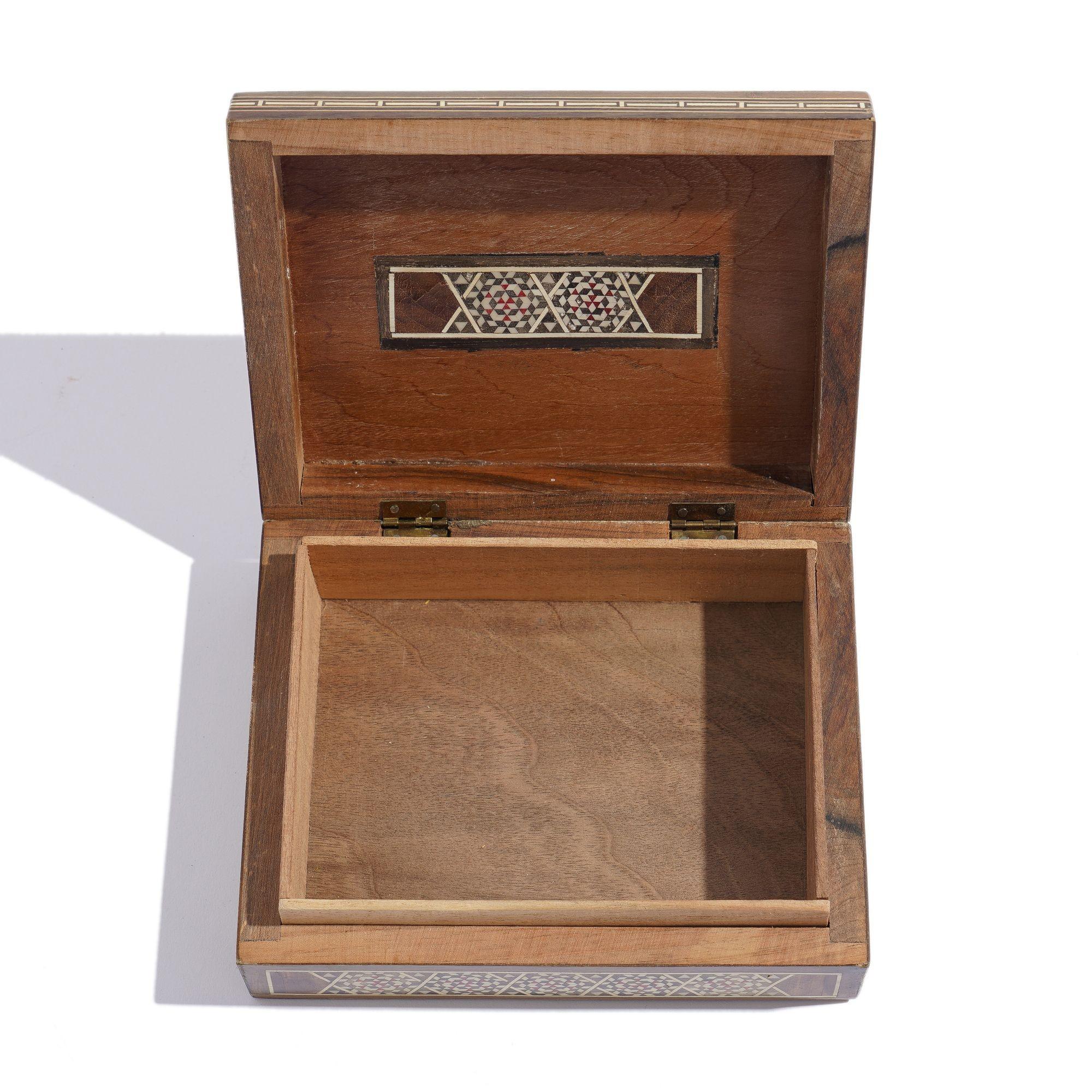 Caja de Damasco vintage con intrincadas incrustaciones y tapa abatible en venta 3
