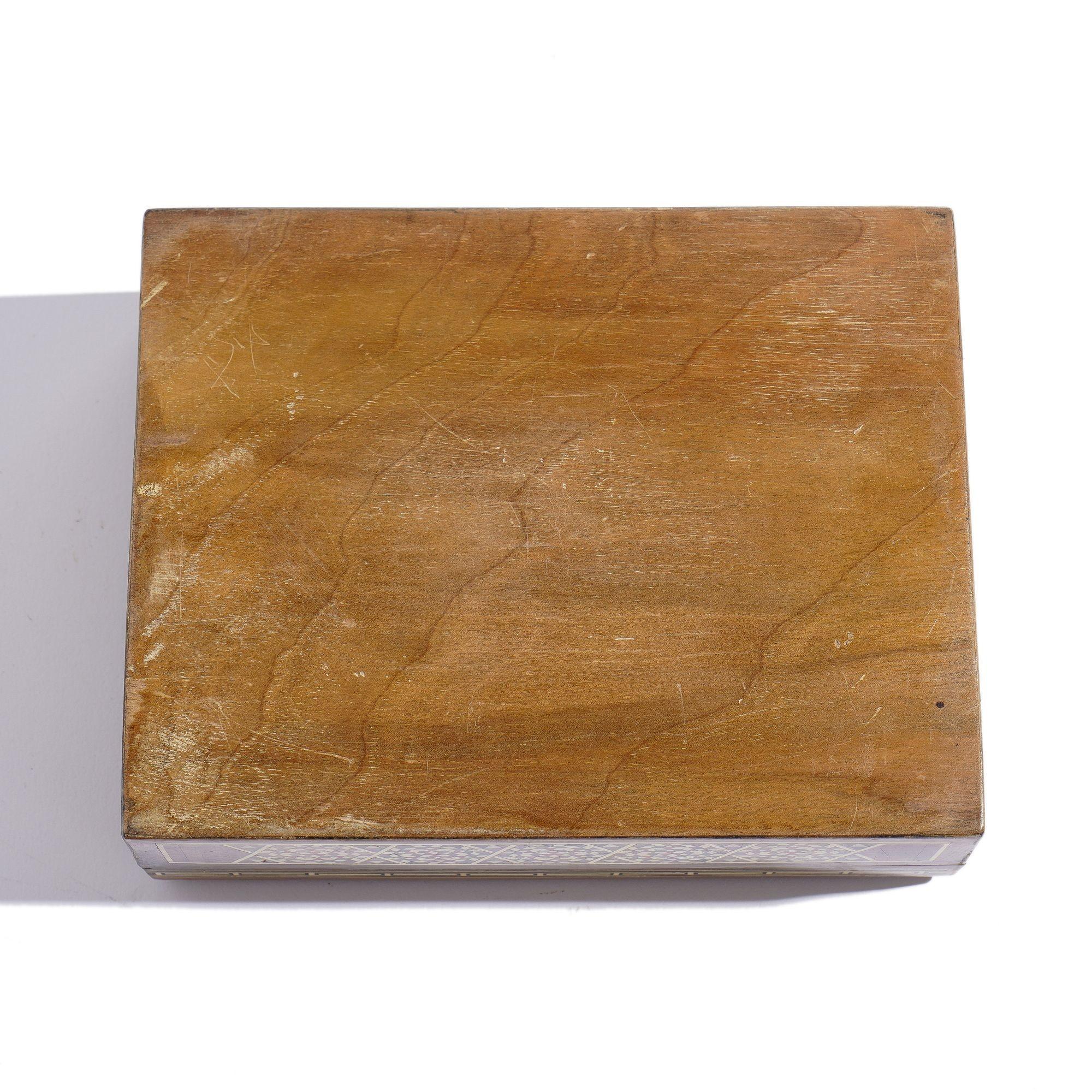 Caja de Damasco vintage con intrincadas incrustaciones y tapa abatible en venta 4