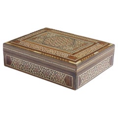 Caja de Damasco vintage con intrincadas incrustaciones y tapa abatible