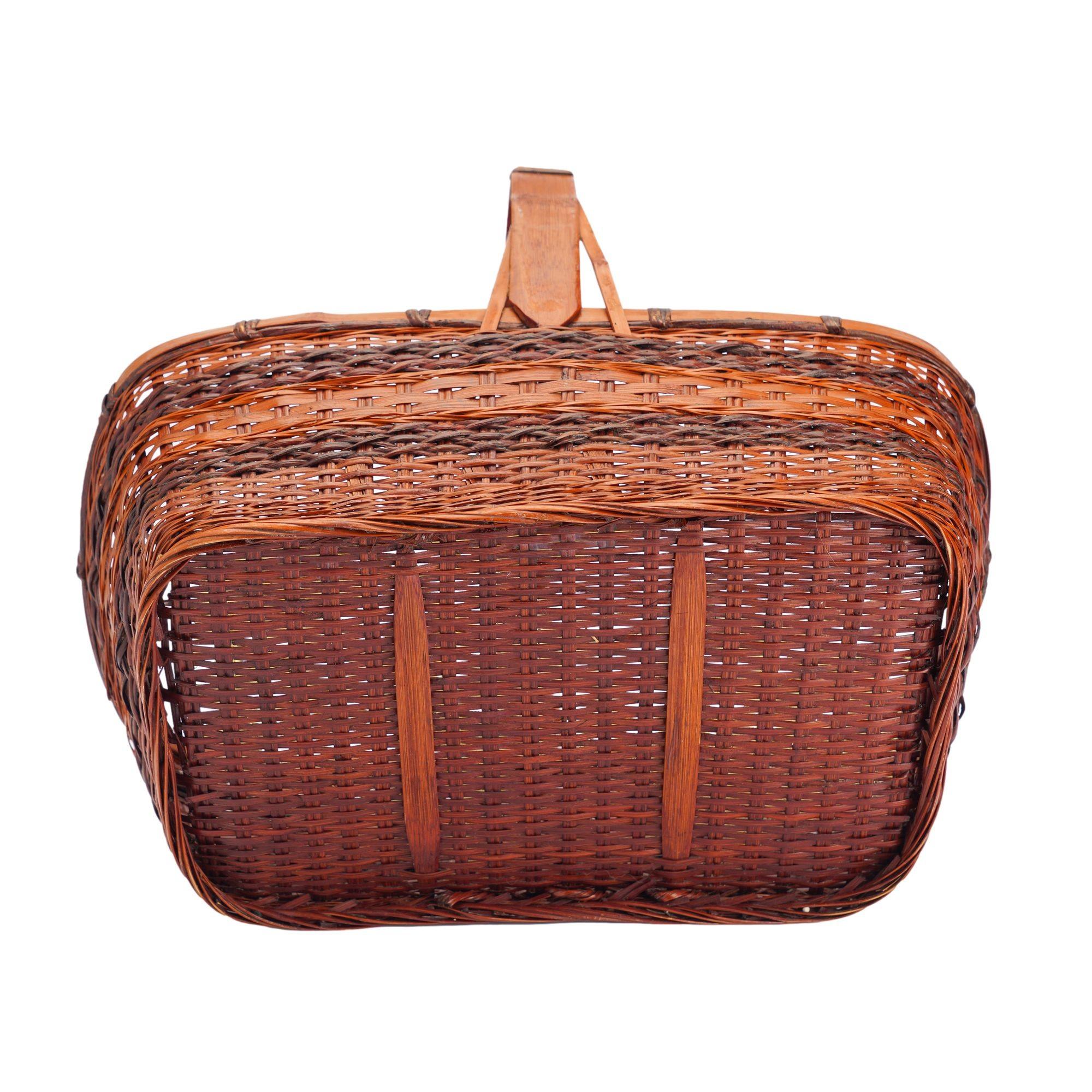 Intricately woven Japanese art basket, 1900-50 For Sale 6