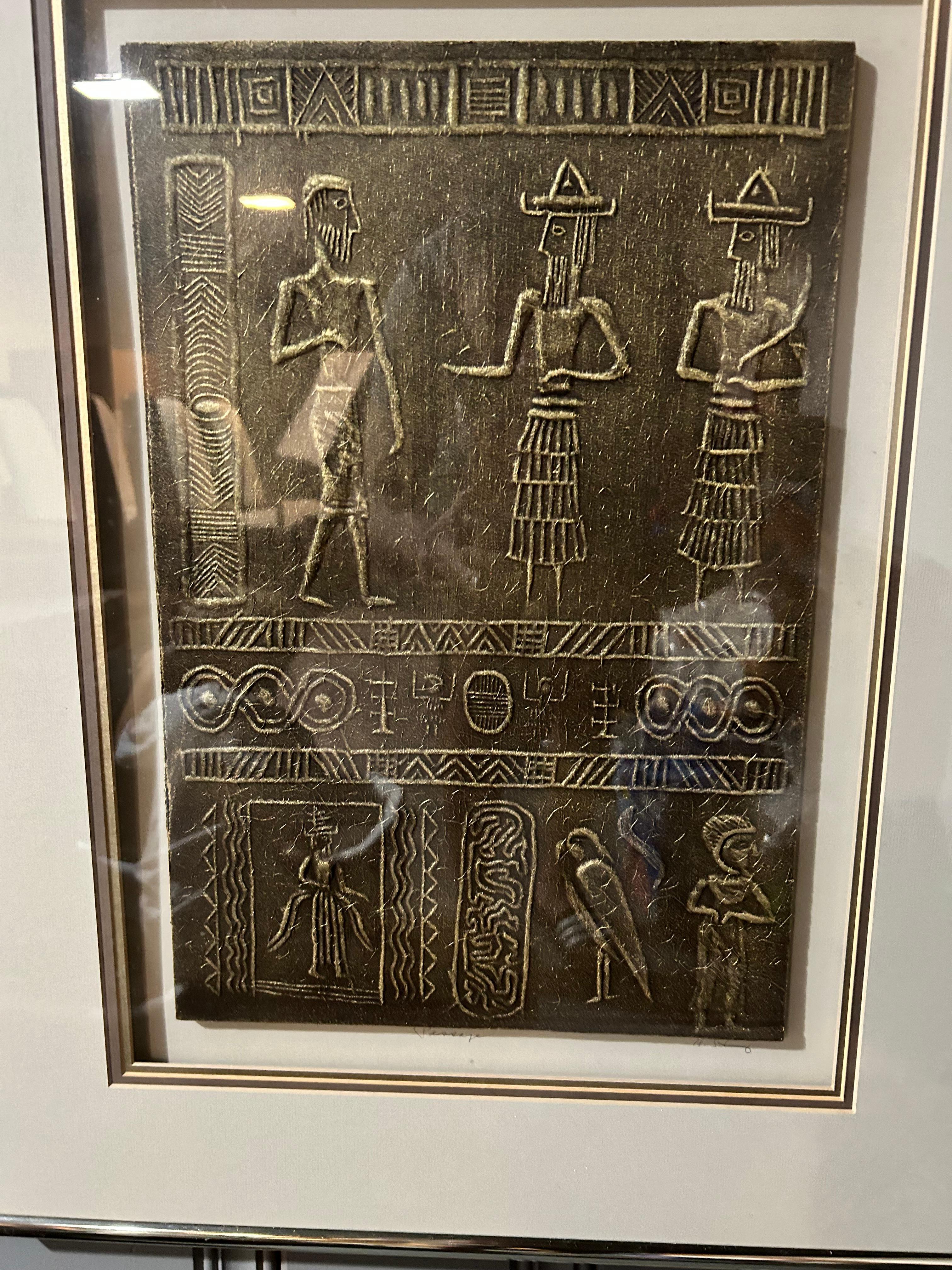 Lassen Sie sich mit The Passage, einer fesselnden Reliefschnitzerei mit antiken Hieroglyphen, ins alte Ägypten entführen.  Diese Reliefschnitzerei ist in einen eleganten Rahmen aus Gold und Weiß eingefasst.  Die Reliefschnitzerei war im alten