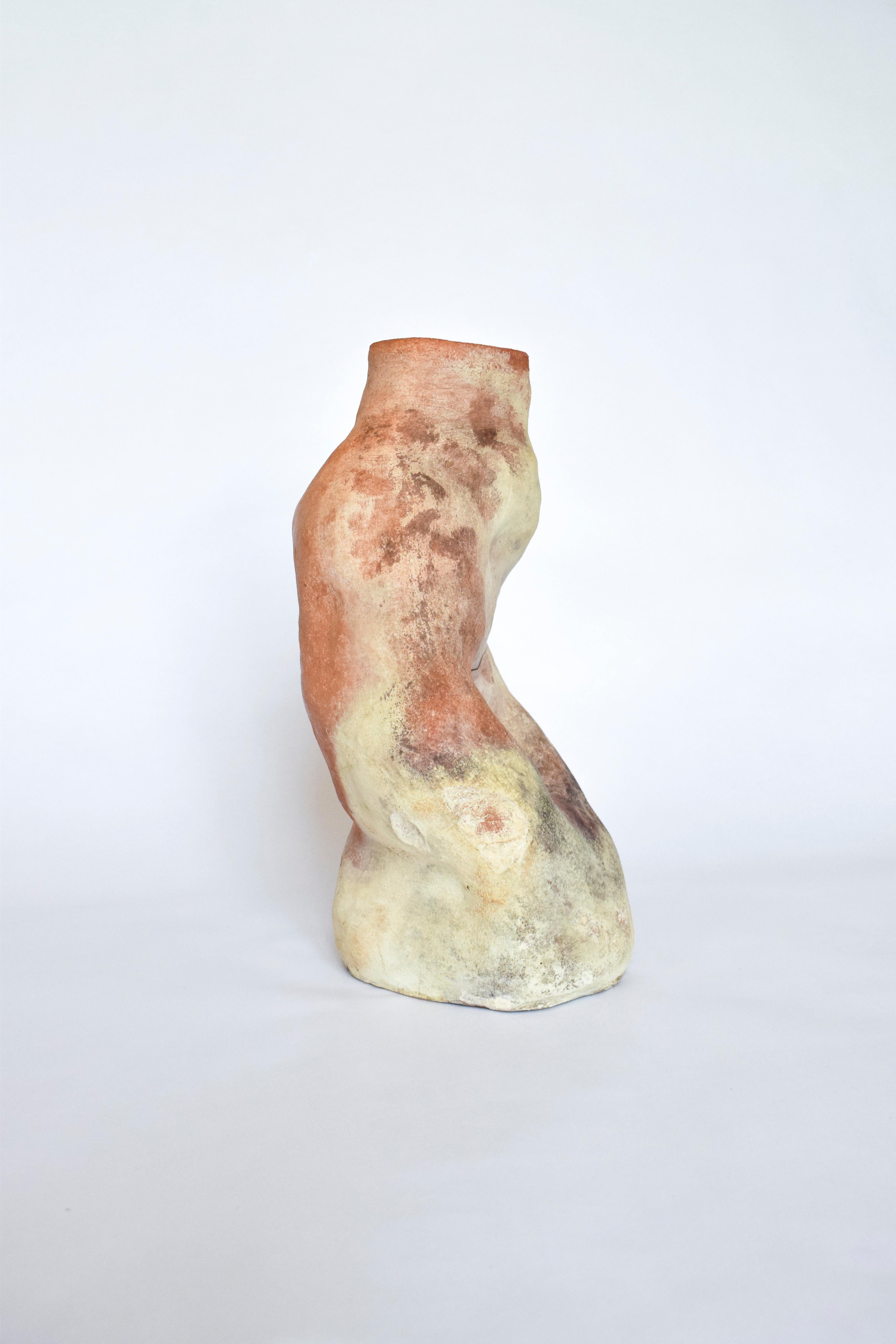 Intrinsinotopia I - vaso organico unico - Aurore.
Misure: 27 x 14 x 13 cm.

Ispirandosi all'artigianato, Intrinsinotopia offre al materiale la possibilità di esprimersi durante il processo di lavorazione. Ogni curva è definita dal materiale,