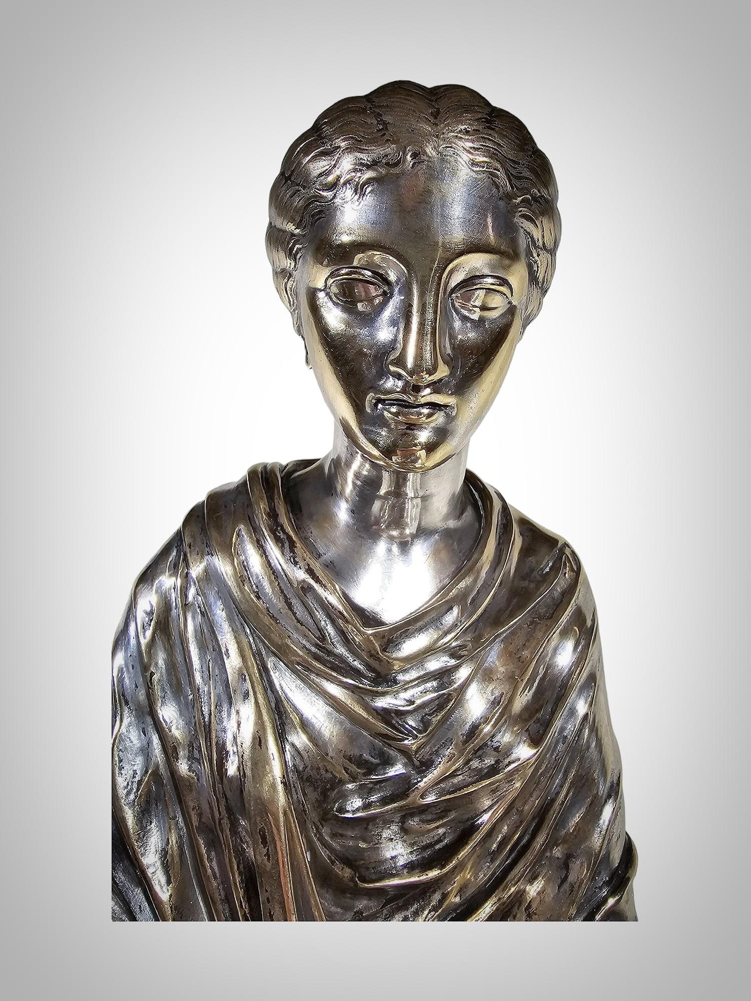 Introducing a Masterpiece: The Bronze Sculpture of a Seated Lady! XIX TH For Sale 6