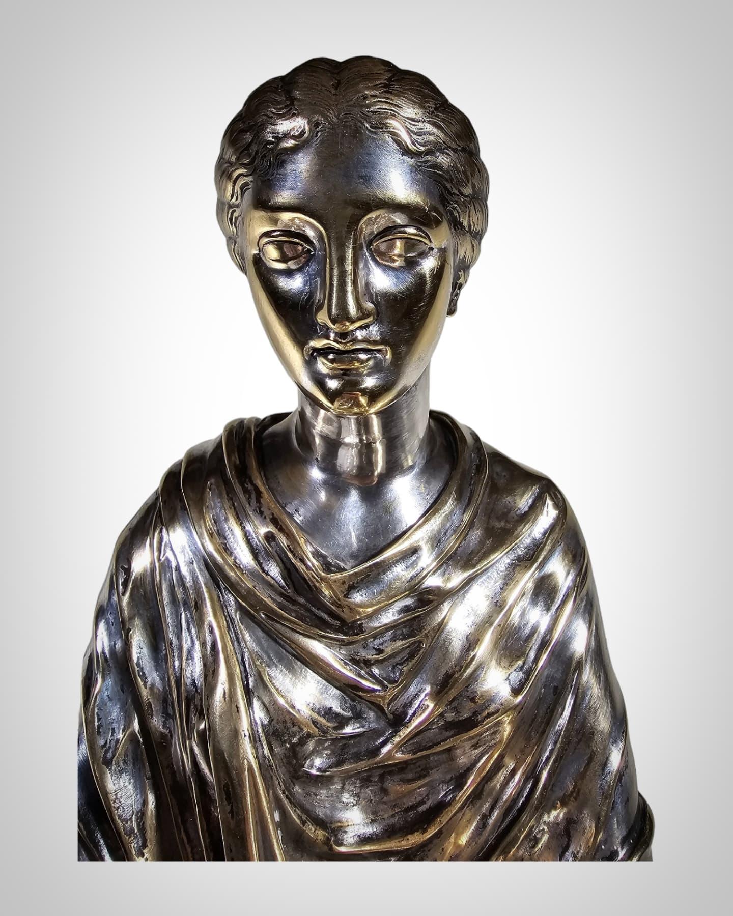 Introducing a Masterpiece: The Bronze Sculpture of a Seated Lady! XIX TH For Sale 8
