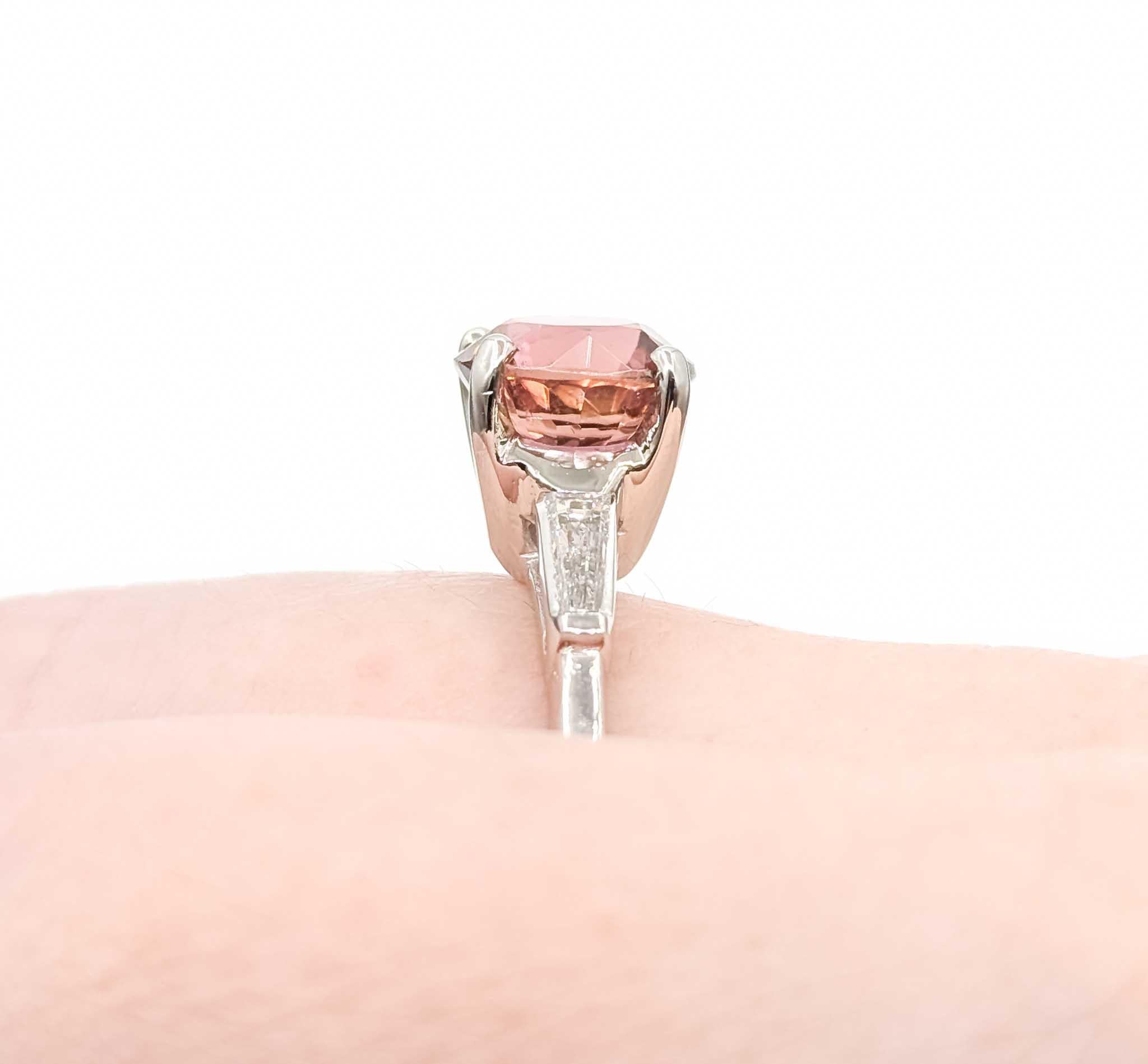 De las mujeres Introducing a stunning Tourmaline Ring expertly crafted in 900pt. en venta