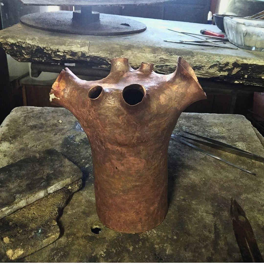 Wir stellen Ihnen die Alvazini-Vase vor – ein wunderschön handgefertigtes Stück aus Istanbul (21. Jahrhundert und zeitgenössisch) im Angebot