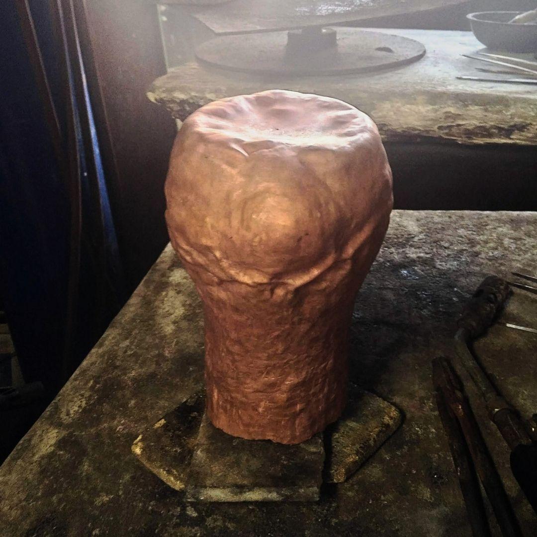 Wir stellen Ihnen die Alvazini-Vase vor – ein wunderschön handgefertigtes Stück aus Istanbul (Kupfer) im Angebot