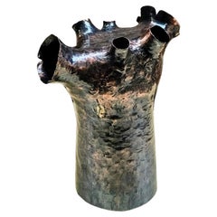 Nous vous présentons le vase Alvazini, une pièce magnifiquement fabriquée à la main à Istanbul