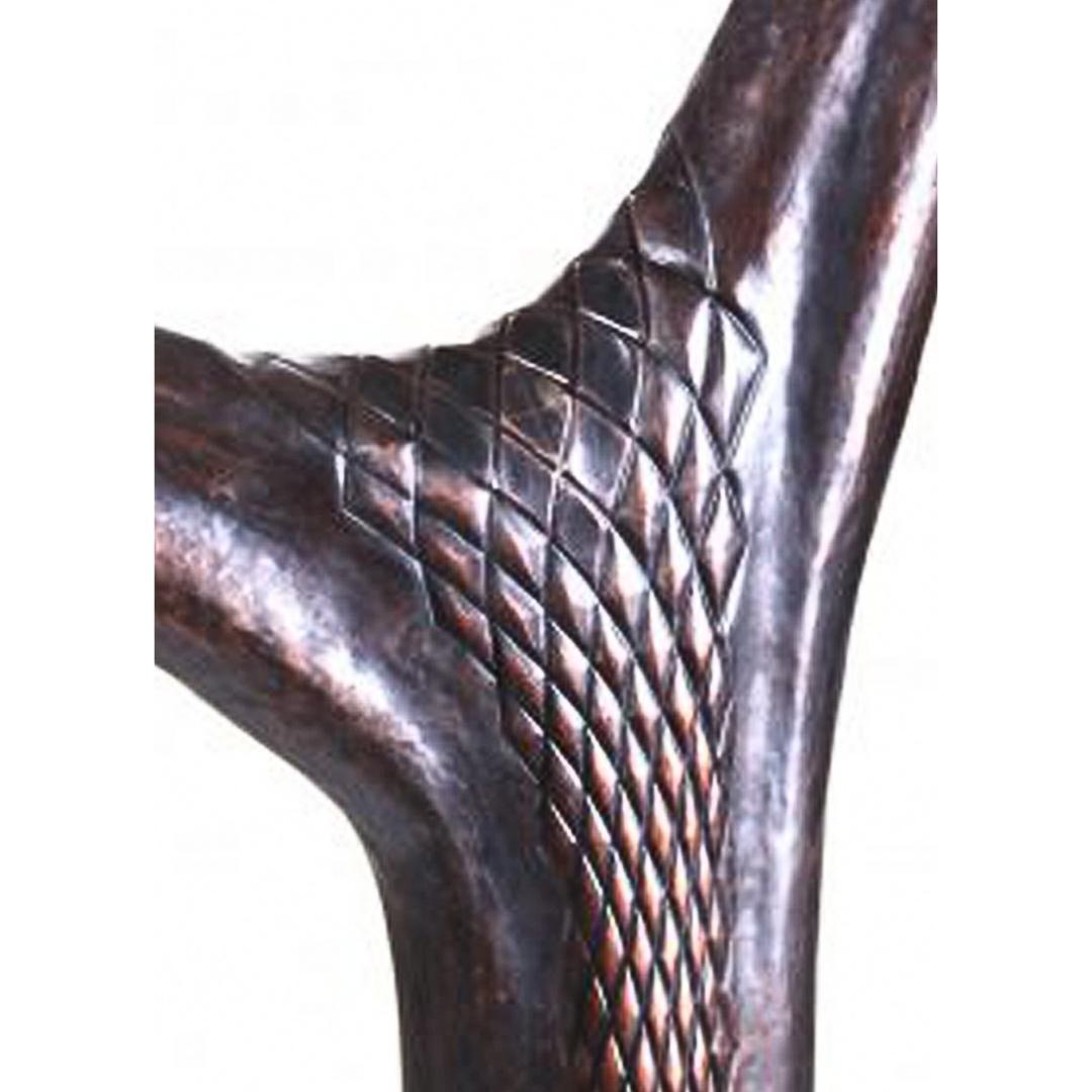 Voici le vase AlvazOre, une œuvre d'art étonnante qui allie harmonieusement tradition et modernité. Conçu numériquement par la talentueuse Nilüfer Kozikoğlu et fabriqué à la main par un artisan spécialisé dans le cuivre dans le Grand Bazar