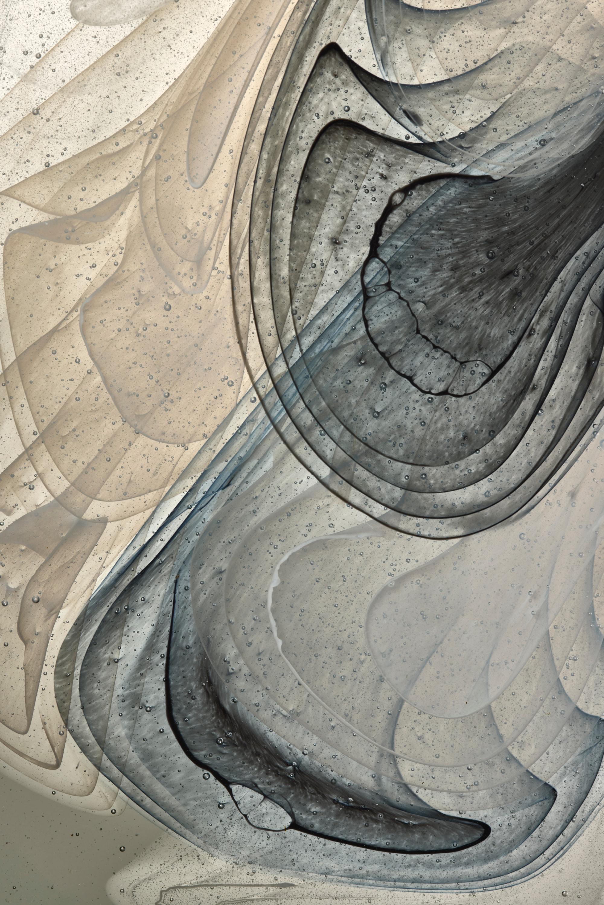 Britannico Introspection, fluid black, white & grey cast glass sculpture by Helen Restorick in vendita