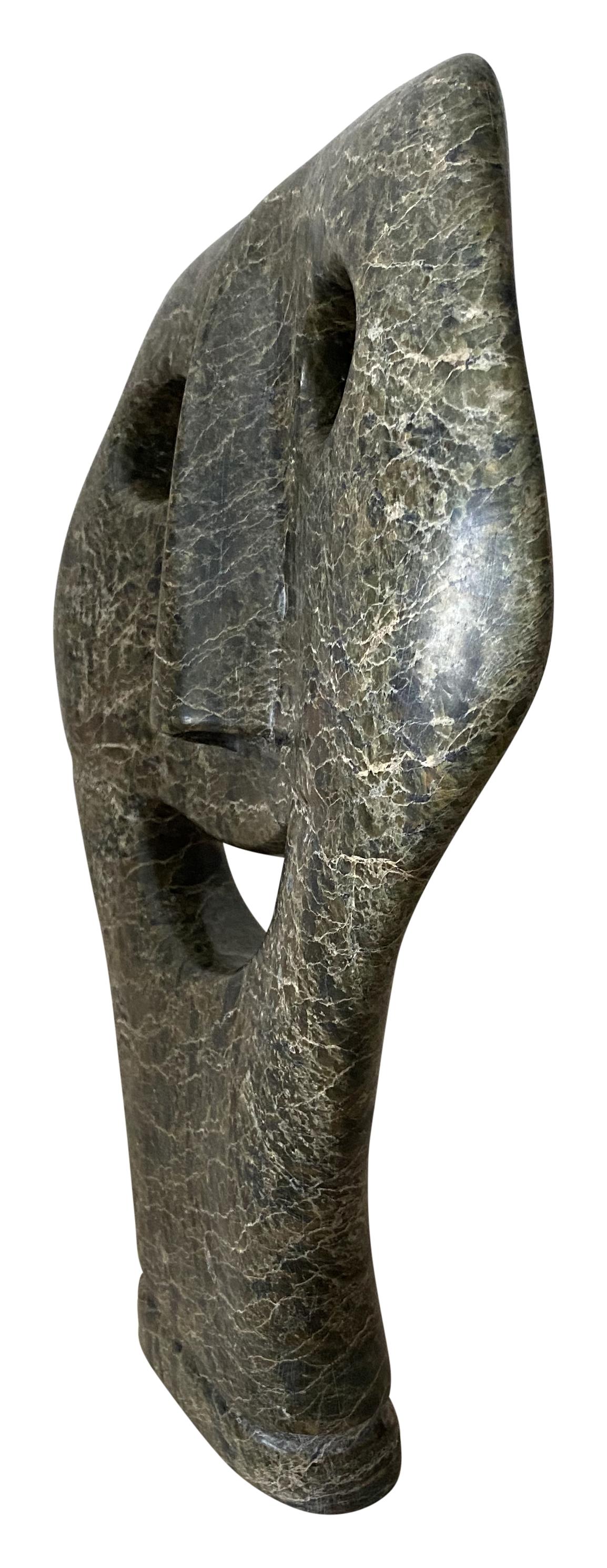 Scultura figurativa di maschera in pietra verde intagliata da Intuit.
